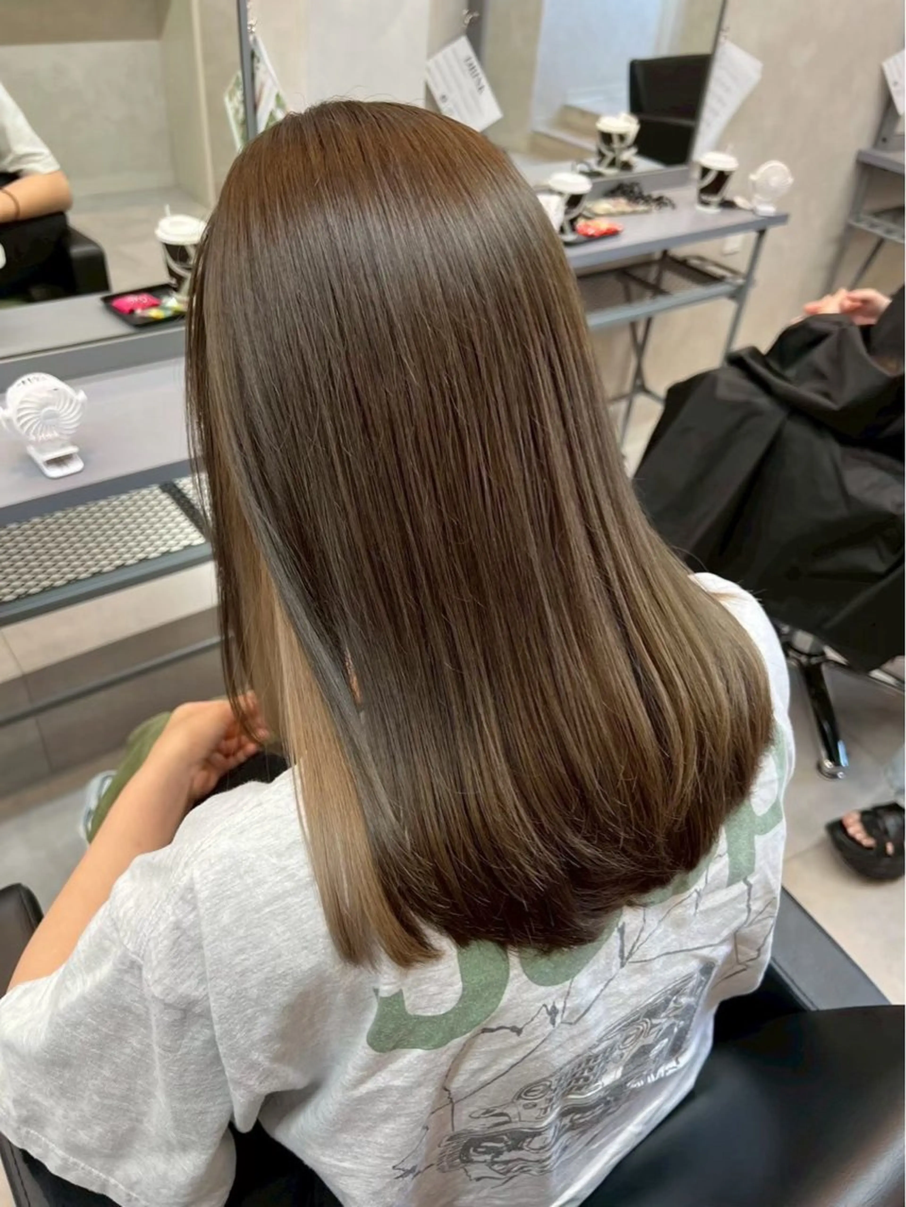 カラー 岩岡 つなみのヘアスタイル