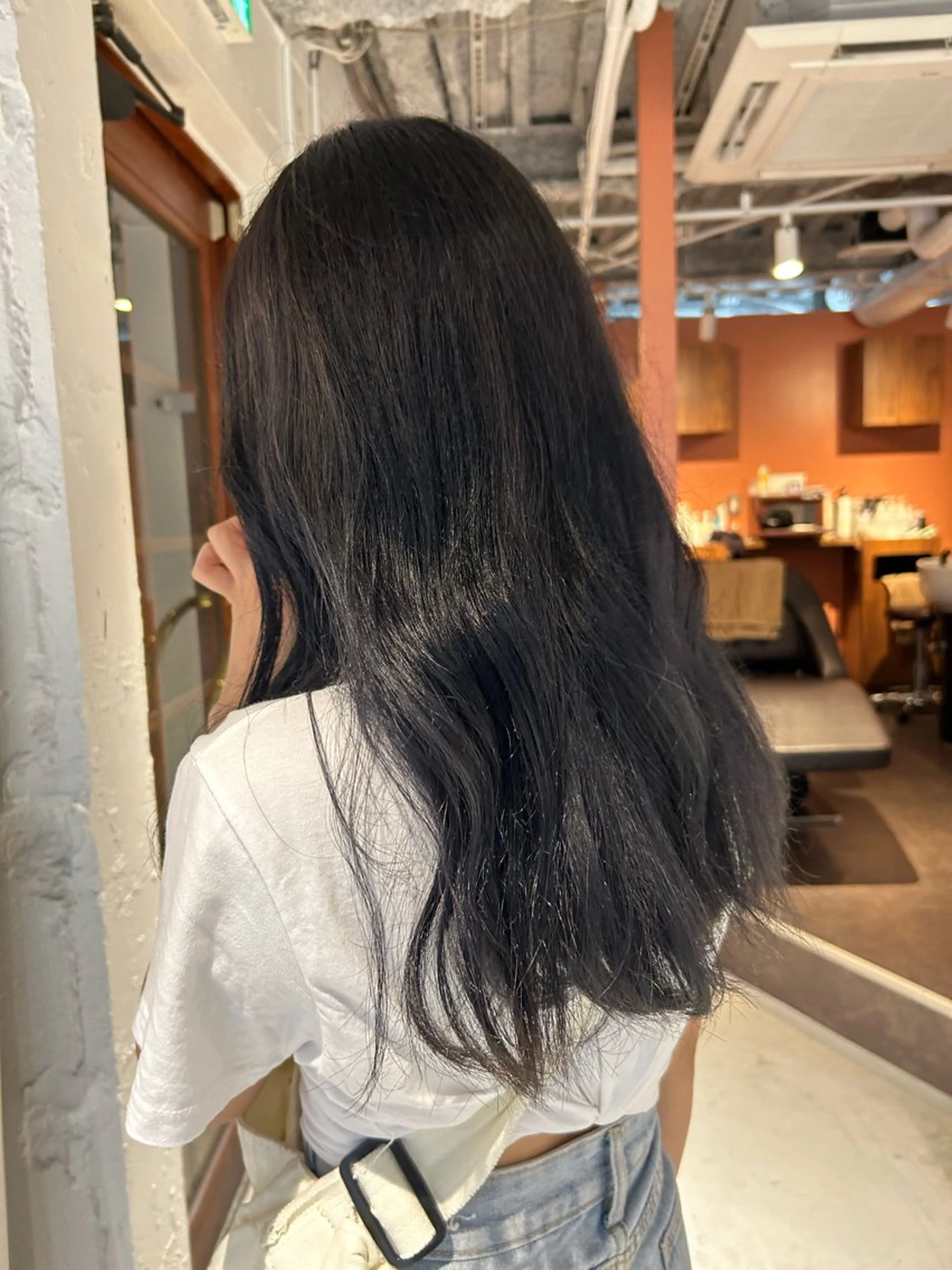 ミディアム カラー 黒髪 ブリーチ ブルーカラー ブルーブラック 透明感カラー レイヤー×初 パーマ|hinakoのヘアスタイル