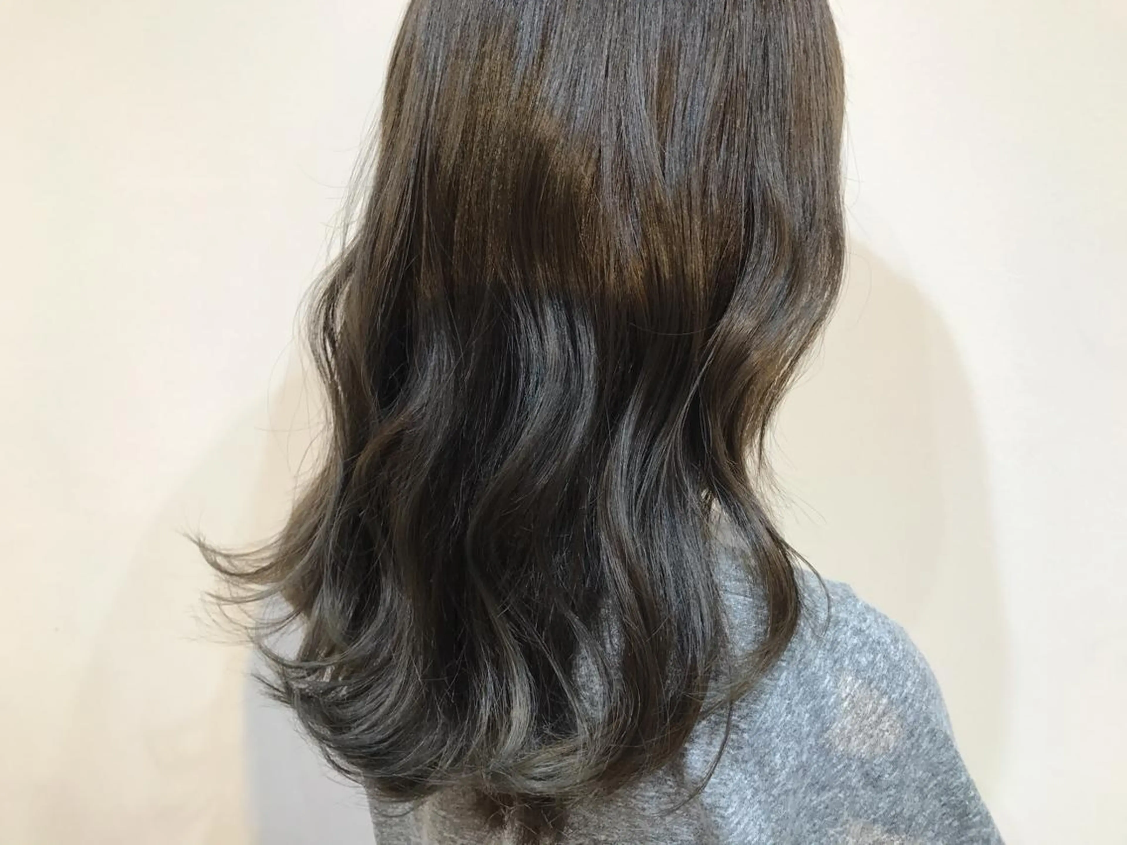 セミロング カラー アッシュ グラデーションカラー ハイライトカラー ハイライト ヒロミ/アレンジ/ アンニュイ/透け感のヘアスタイル