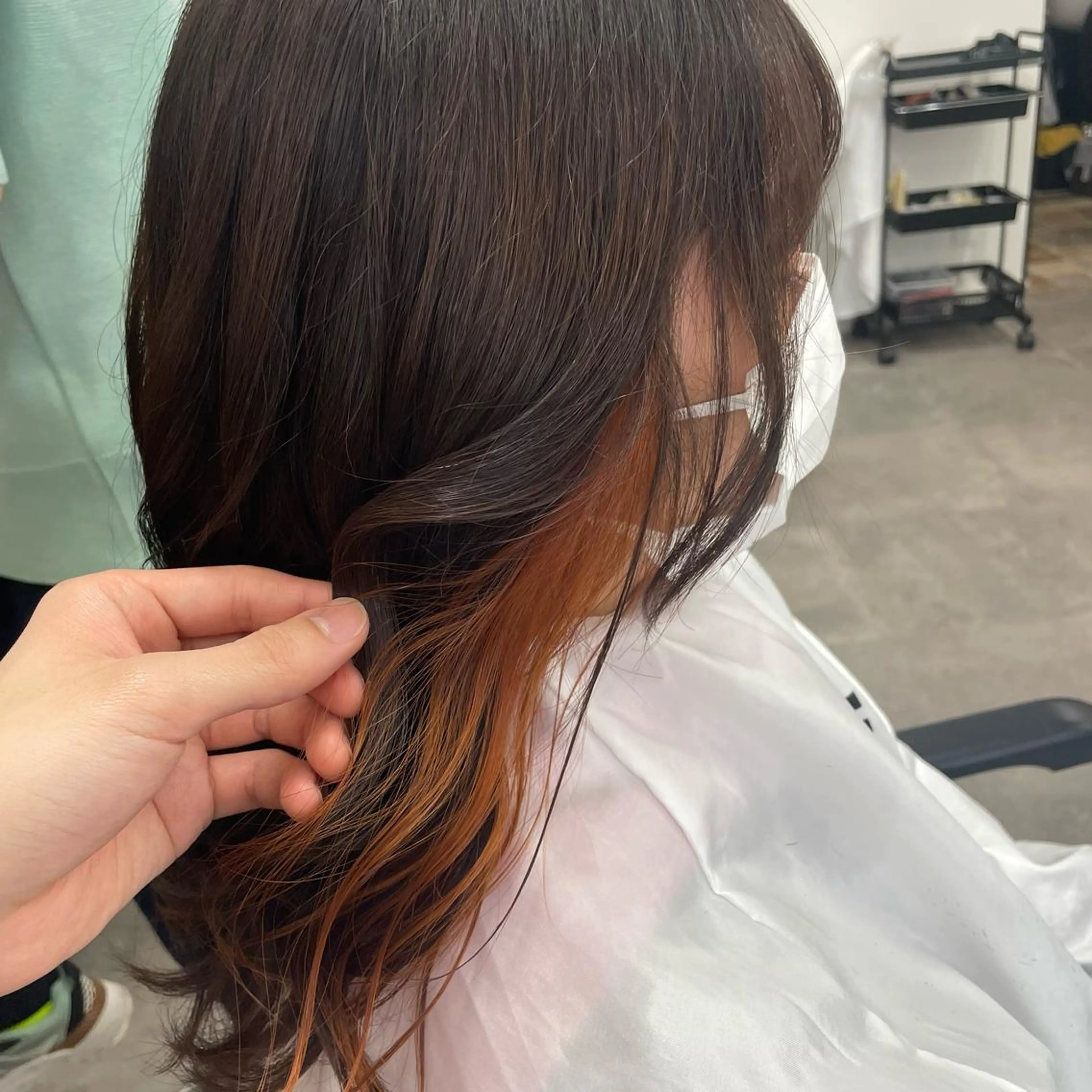 セミロング カラー イヤリングカラー オレンジ 高槻/大学生にも人気 🥰ルービック高槻のヘアスタイル