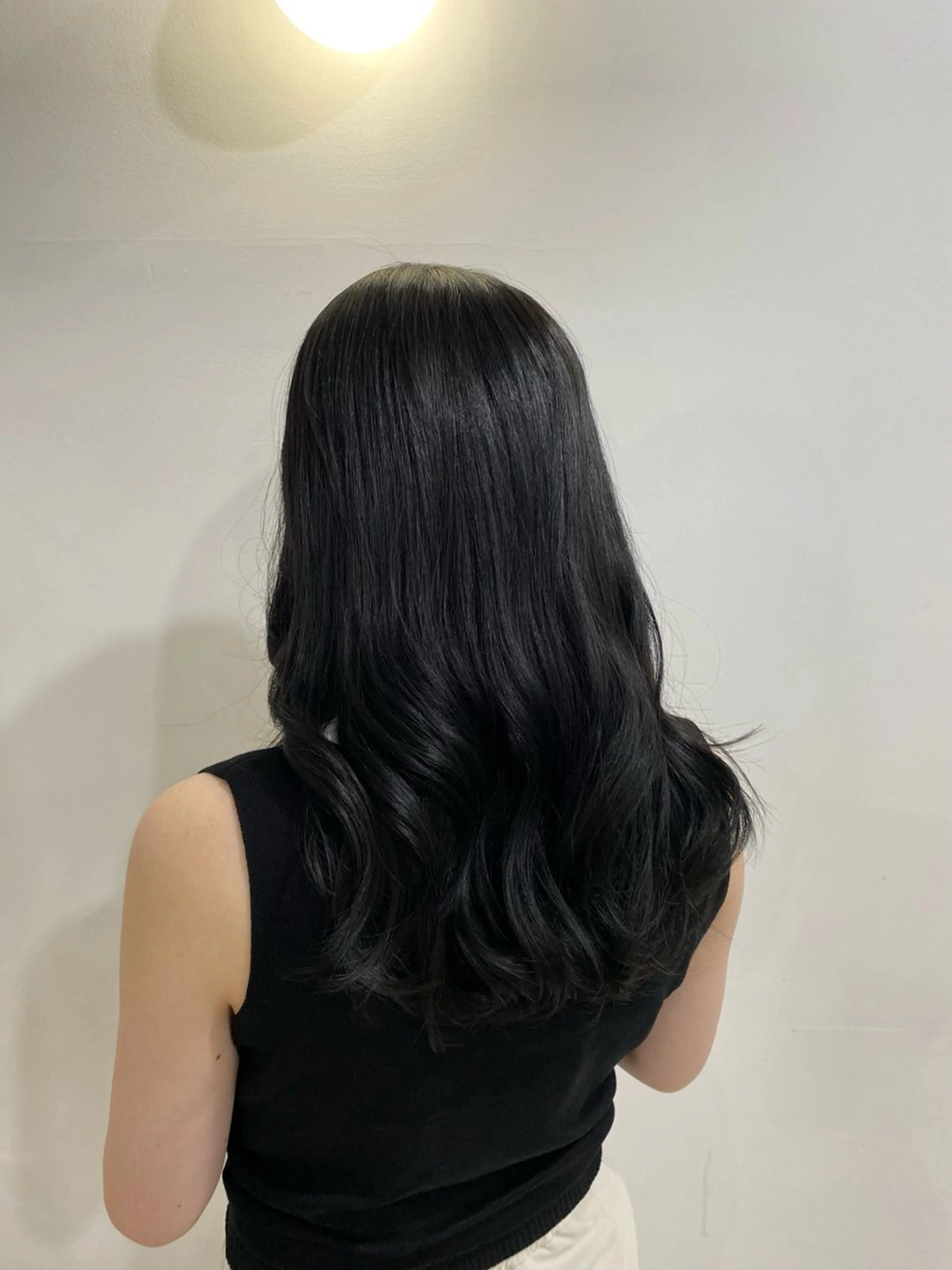 セミロング カラー ブリーチ 透明感カラー ダークグレー ブリーチなしカラー ハナダ メイのヘアスタイル