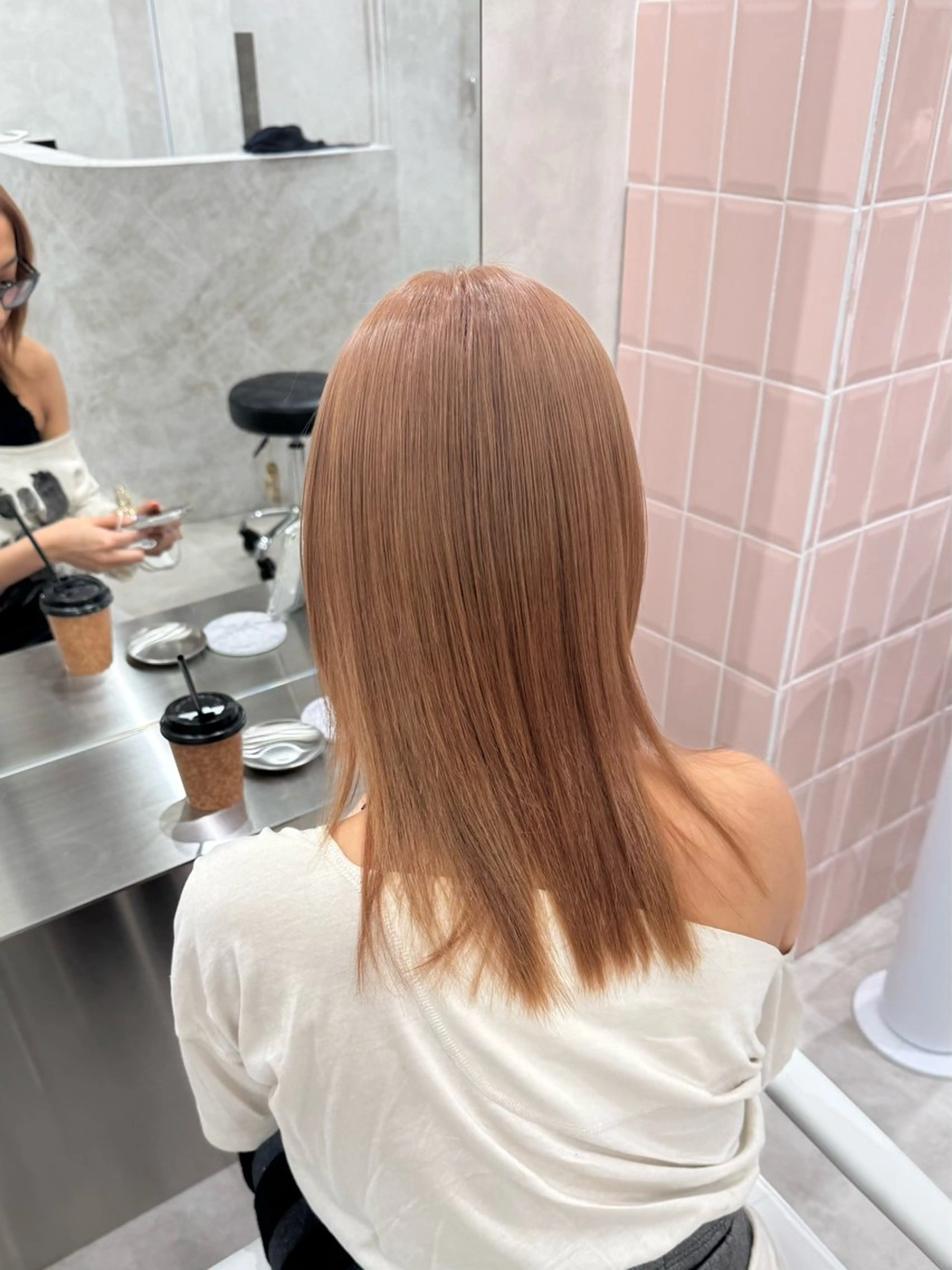 カラー ヘアカラー トリートメント ミルクティーベージュ ケアブリーチカラーのヘアスタイル