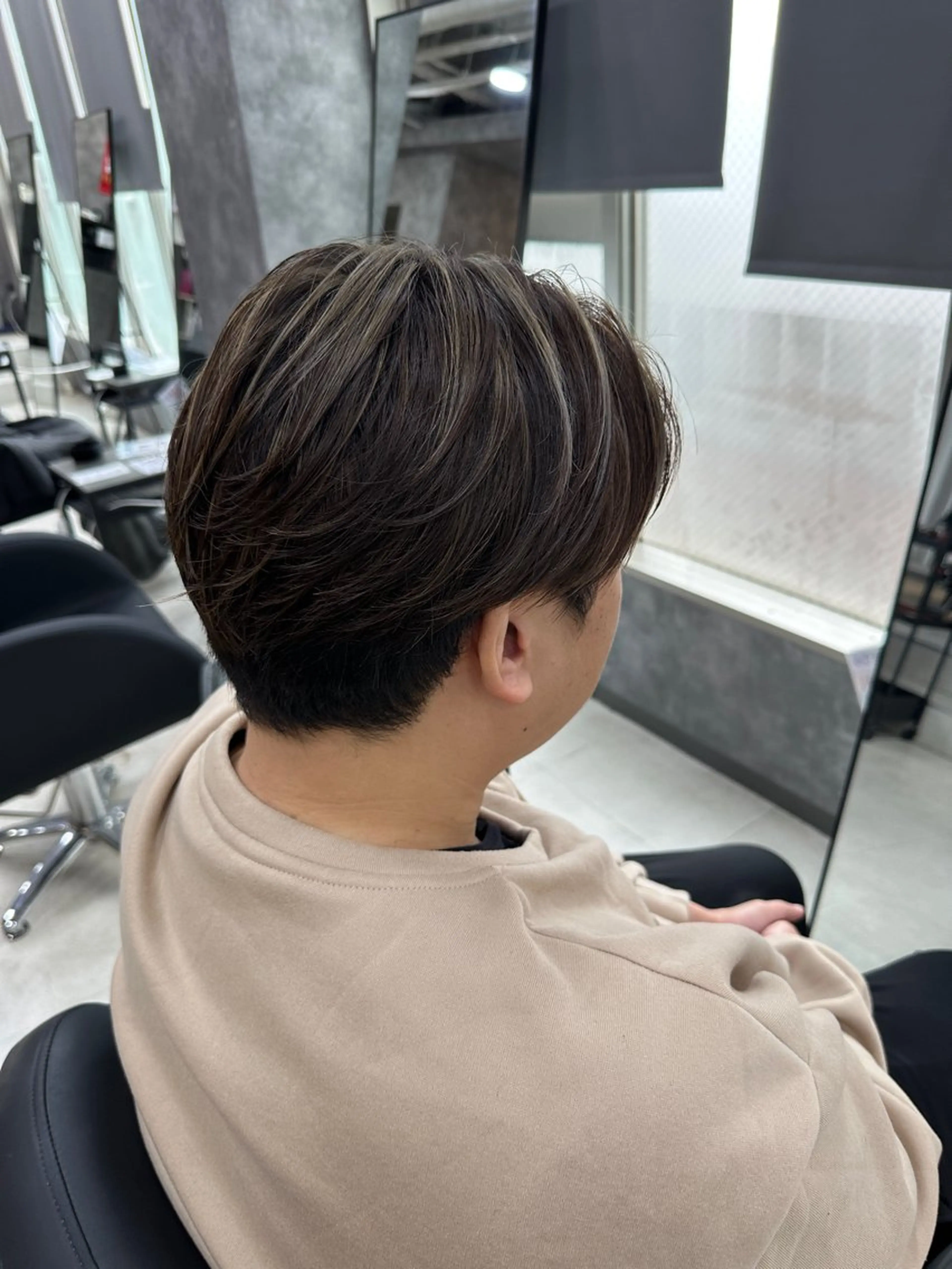 メンズ センターパート メンズハイライト ヘアカラー 森本 倭のヘアスタイル