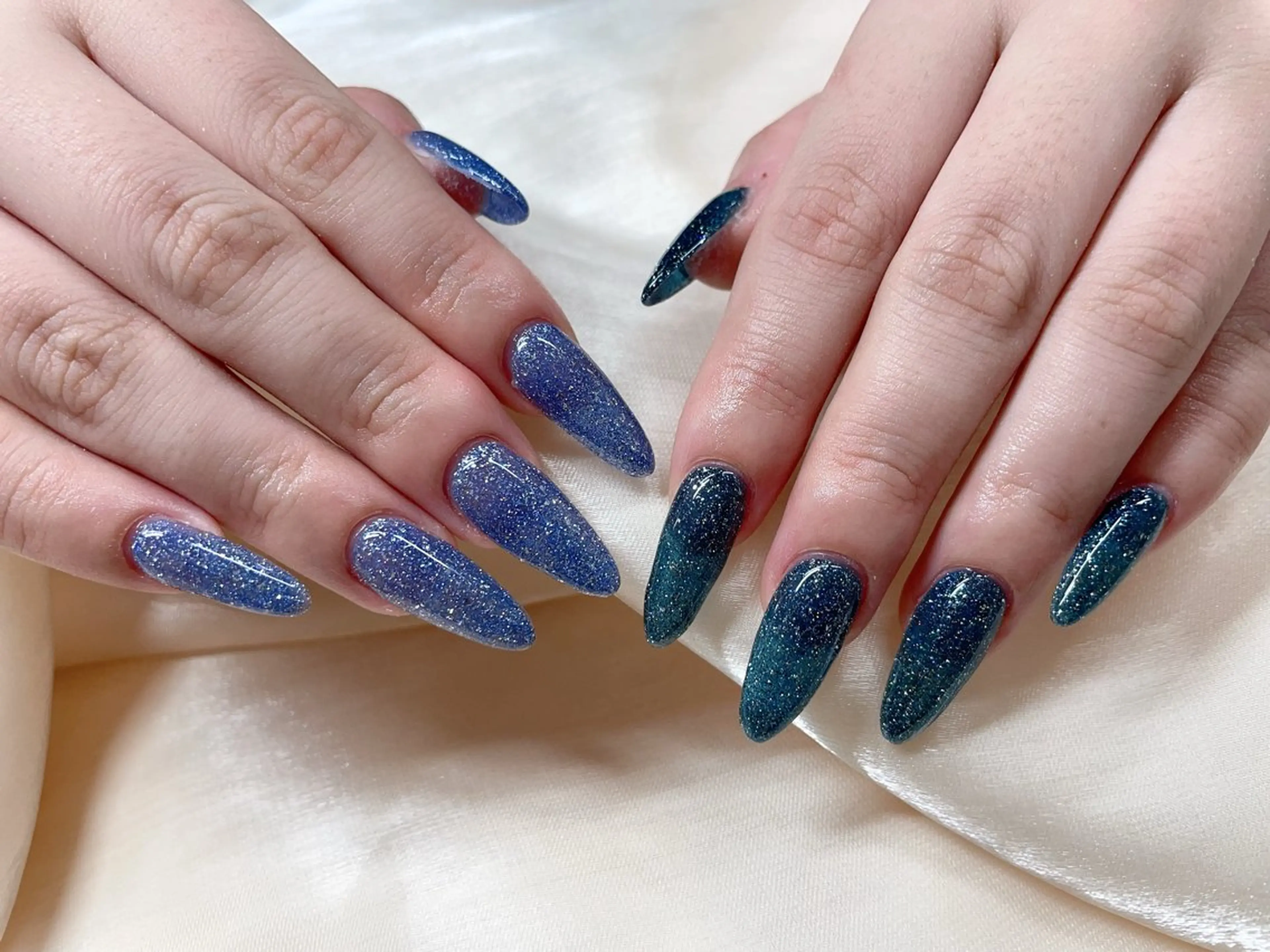 チップ長さ出しラメワンカーラーorフラッシュネイルの写真