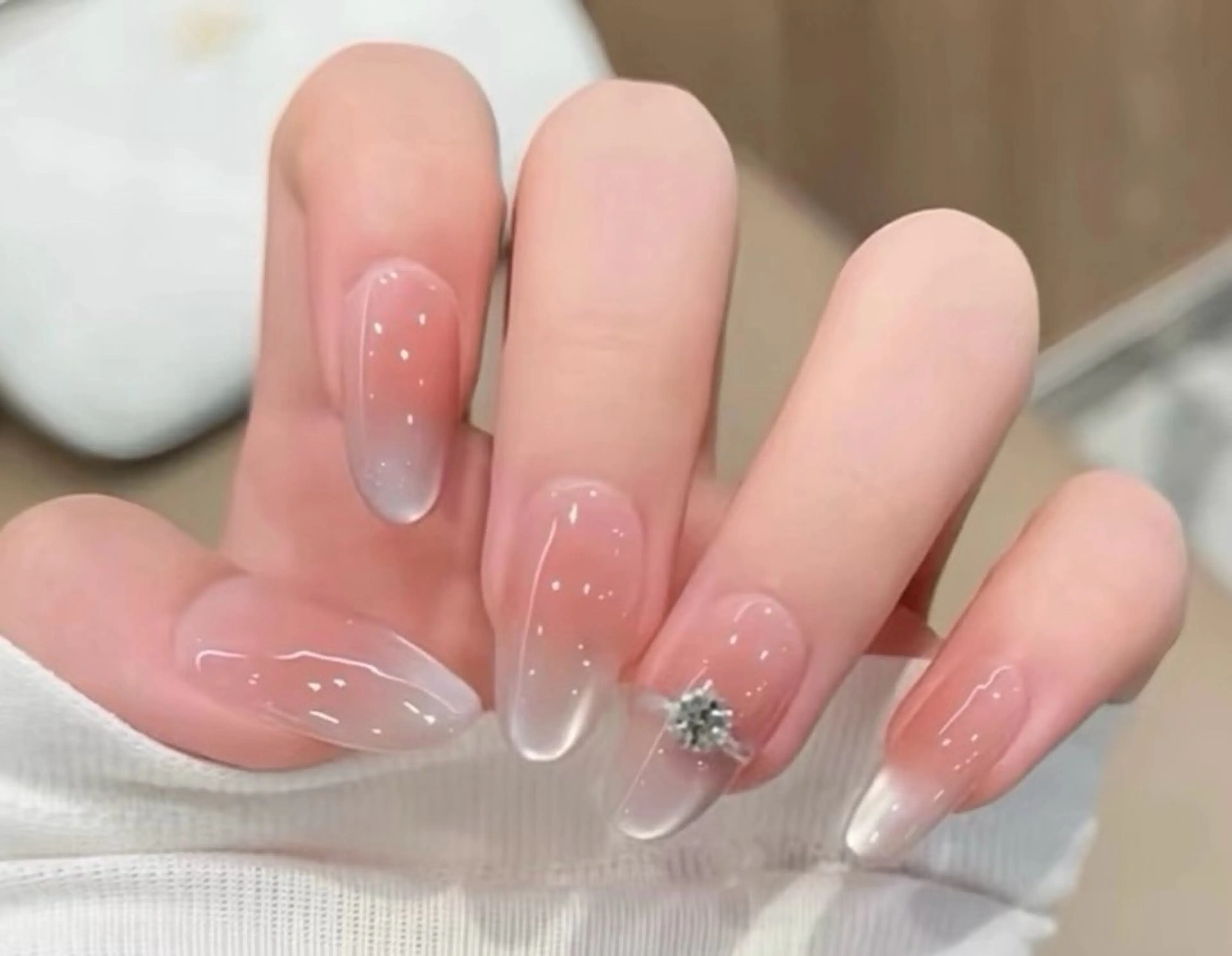 ネイル チークネイル 長さ出し フラワーネイル フレンチネイル ガーリー sun nail池袋 モデル募集のネイルデザイン