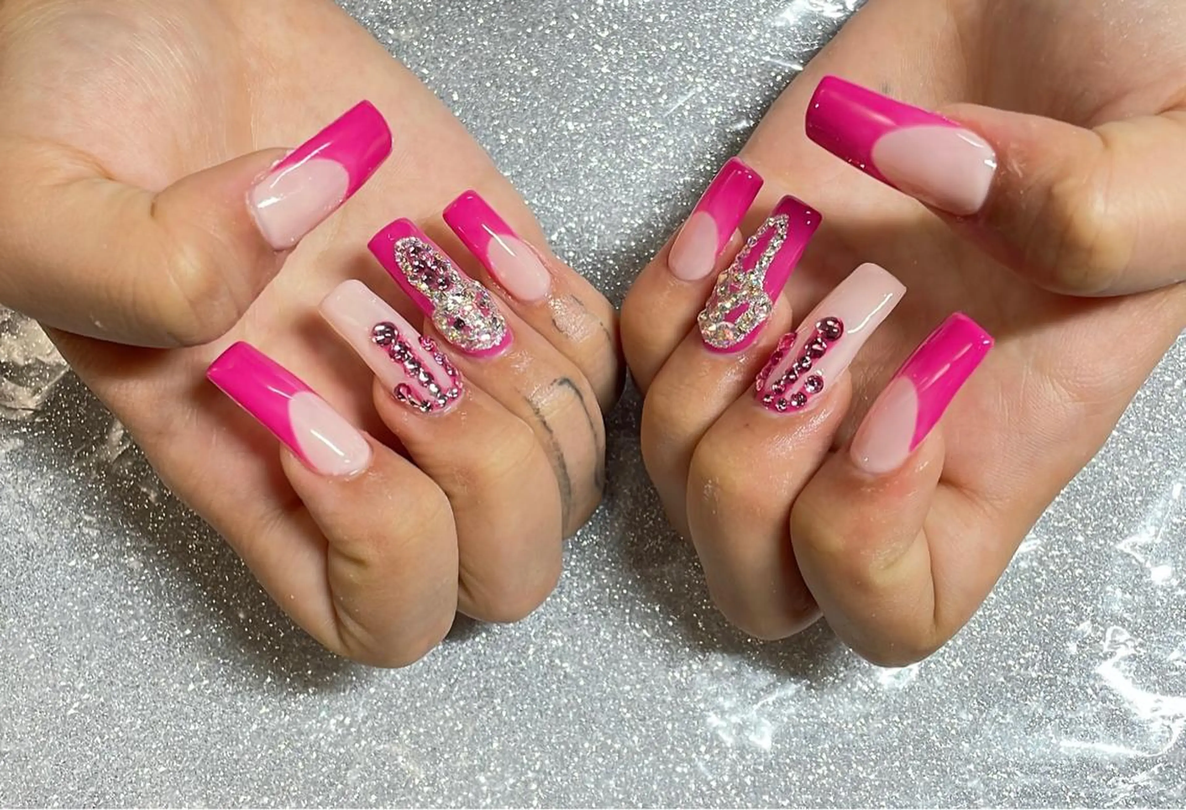 ネイル ハンドネイル VIERU 🌈🎀💖のネイルデザイン