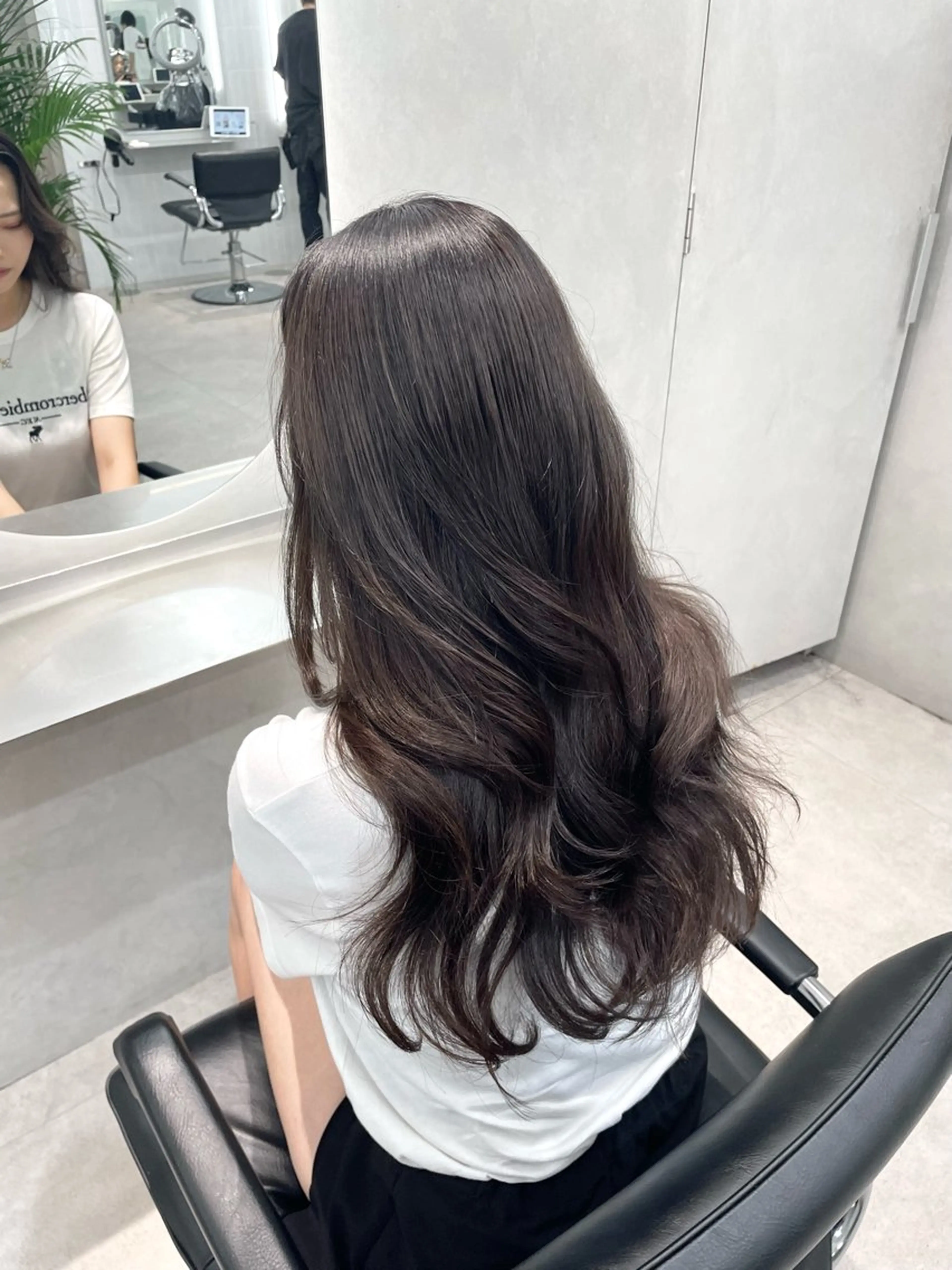 ロング ヘアカラー ミルクティーベージュ オリーブグレージュのヘアスタイル