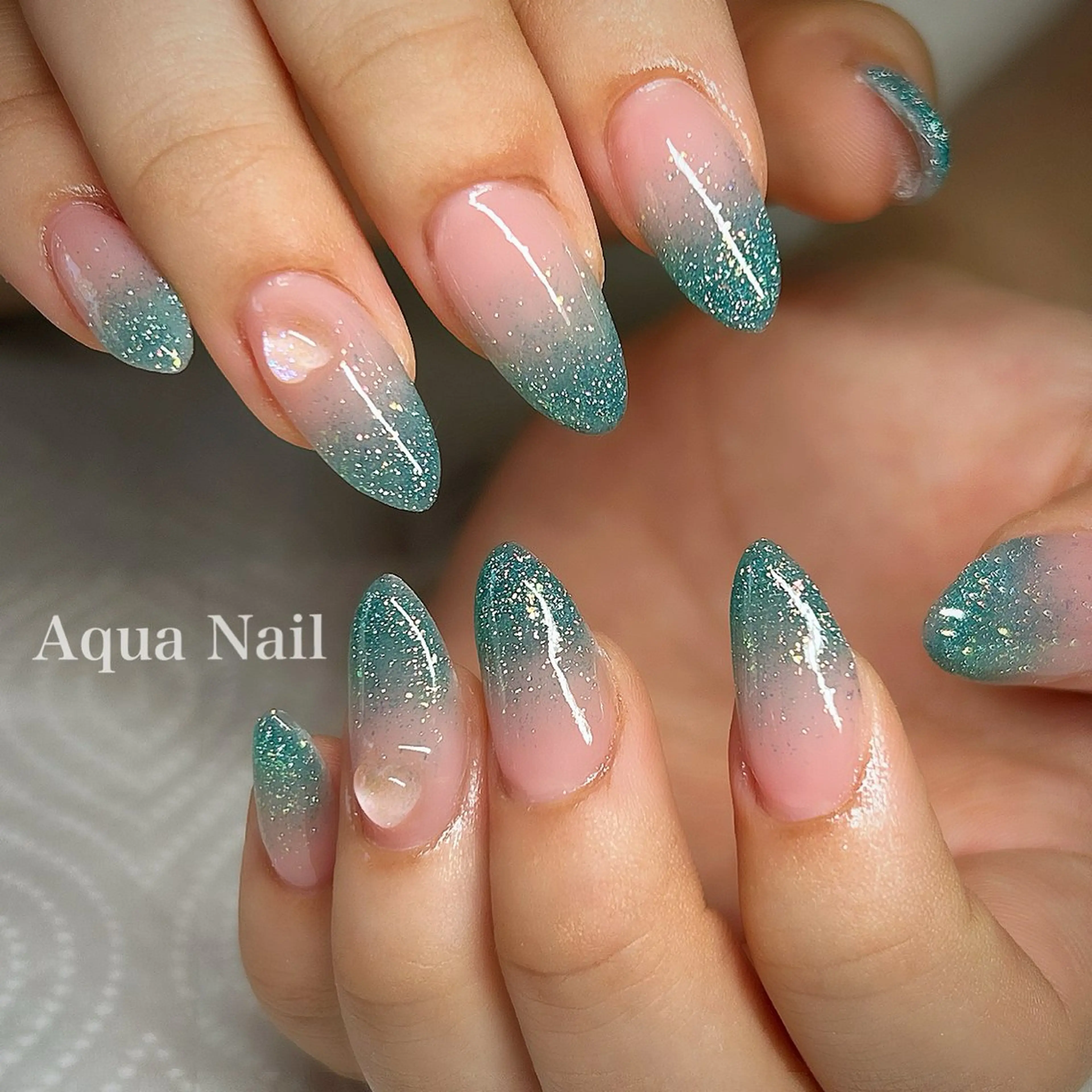 ネイル ブルー フラッシュネイル ジェルネイル 氷ネイル・うるうるネイル キラキラネイル ハンドネイル フットネイル AQUA NAILのネイルデザイン