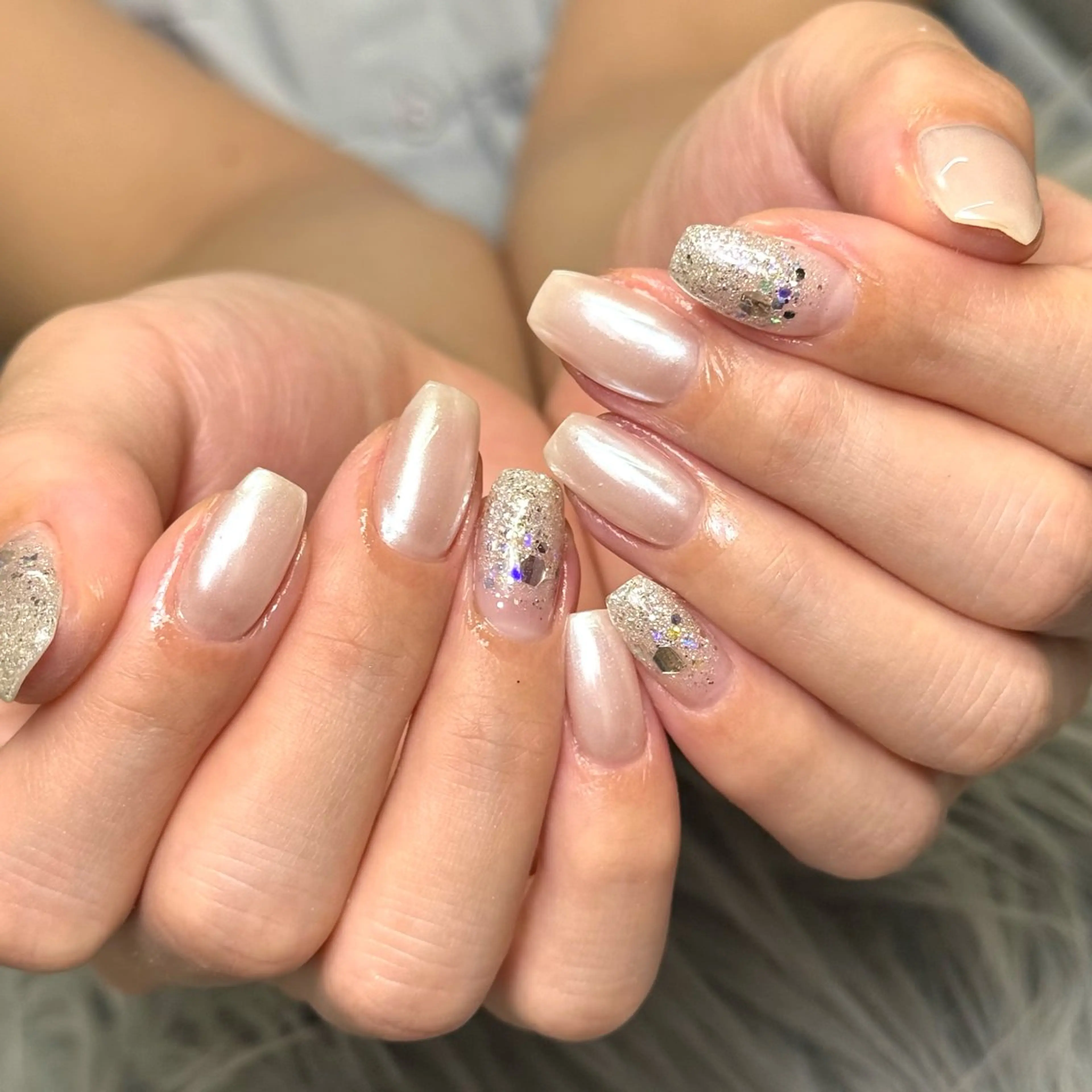 ネイル ラメ(グリッター) ラメグラデーション ミラーネイル シルバー ホワイト ハンドネイル Nail salon h所属・nail salon h🎀小夏のネイルデザイン