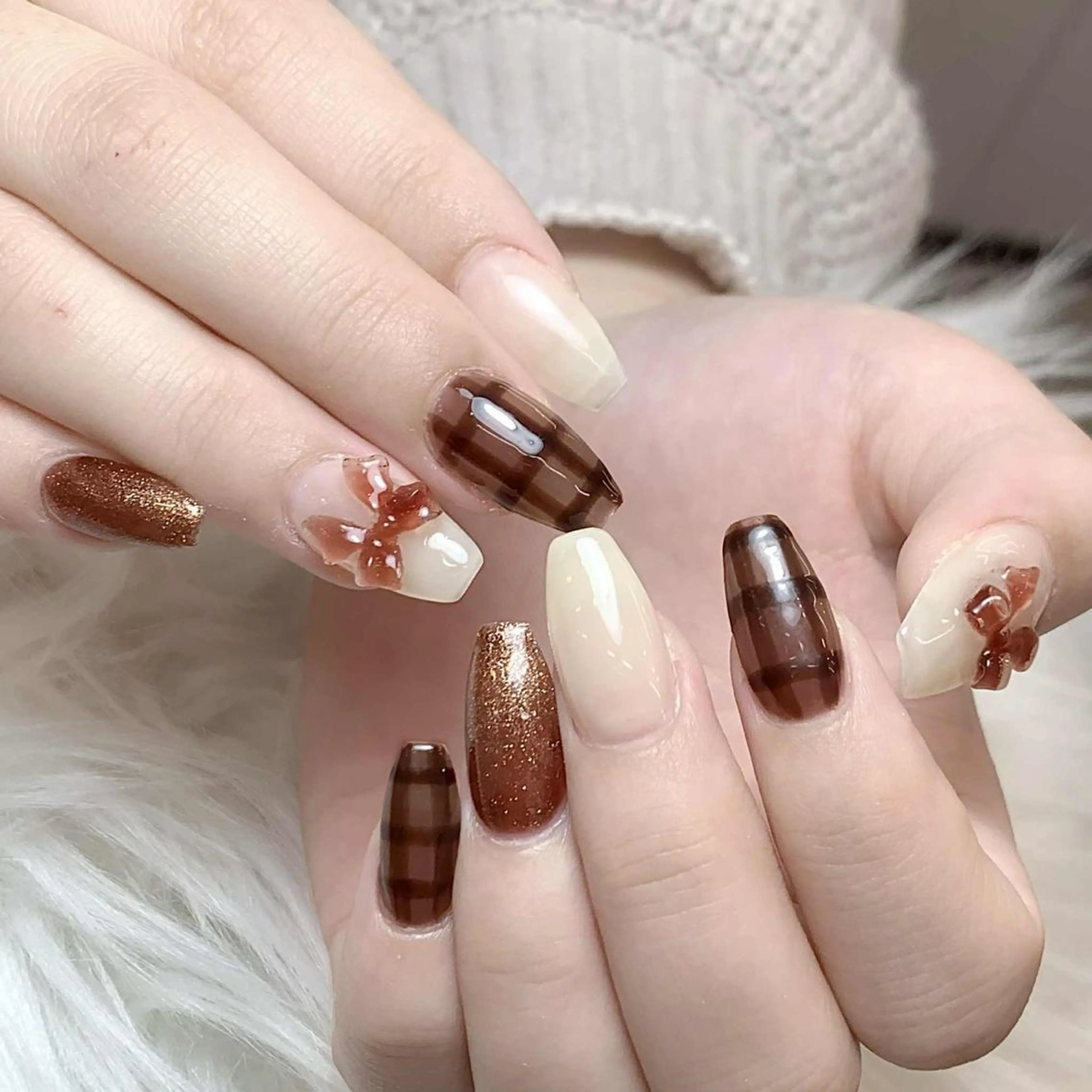 ネイル アートネイル ブラウン ゴールド リボン ハンドネイル ヒユ ビューティーのネイルデザイン