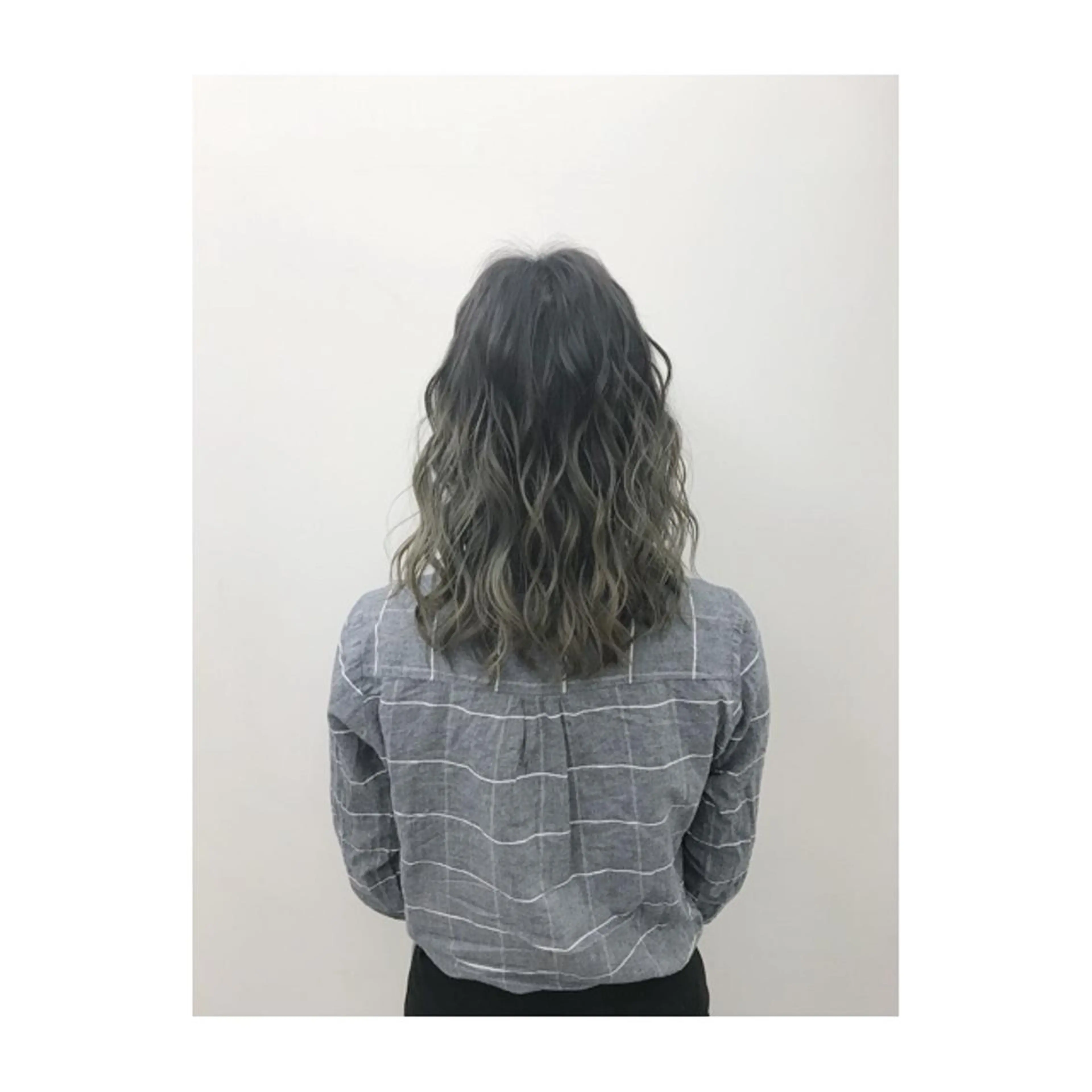 セミロング カラー グラデーションカラー グレージュ イルミナカラー 永岡 鉄平のヘアスタイル