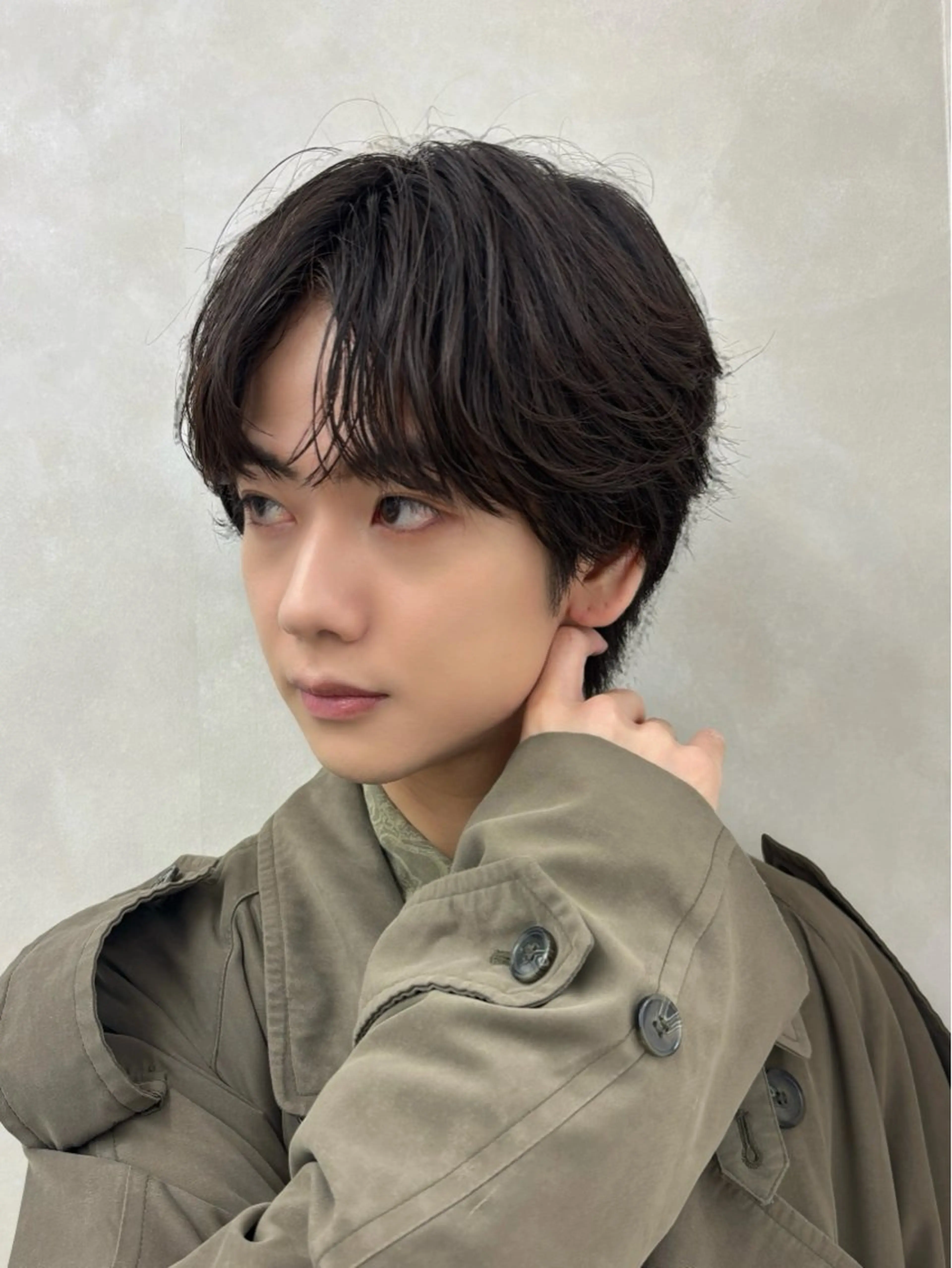 ショート パーマ メンズ メンズブリーチ センターパート フェザーパーマ メンズ韓国風 韓国マッシュ カット パーマ retouch by fifth銀座店所属・安藤幹人 メンズパーマのヘアスタイル