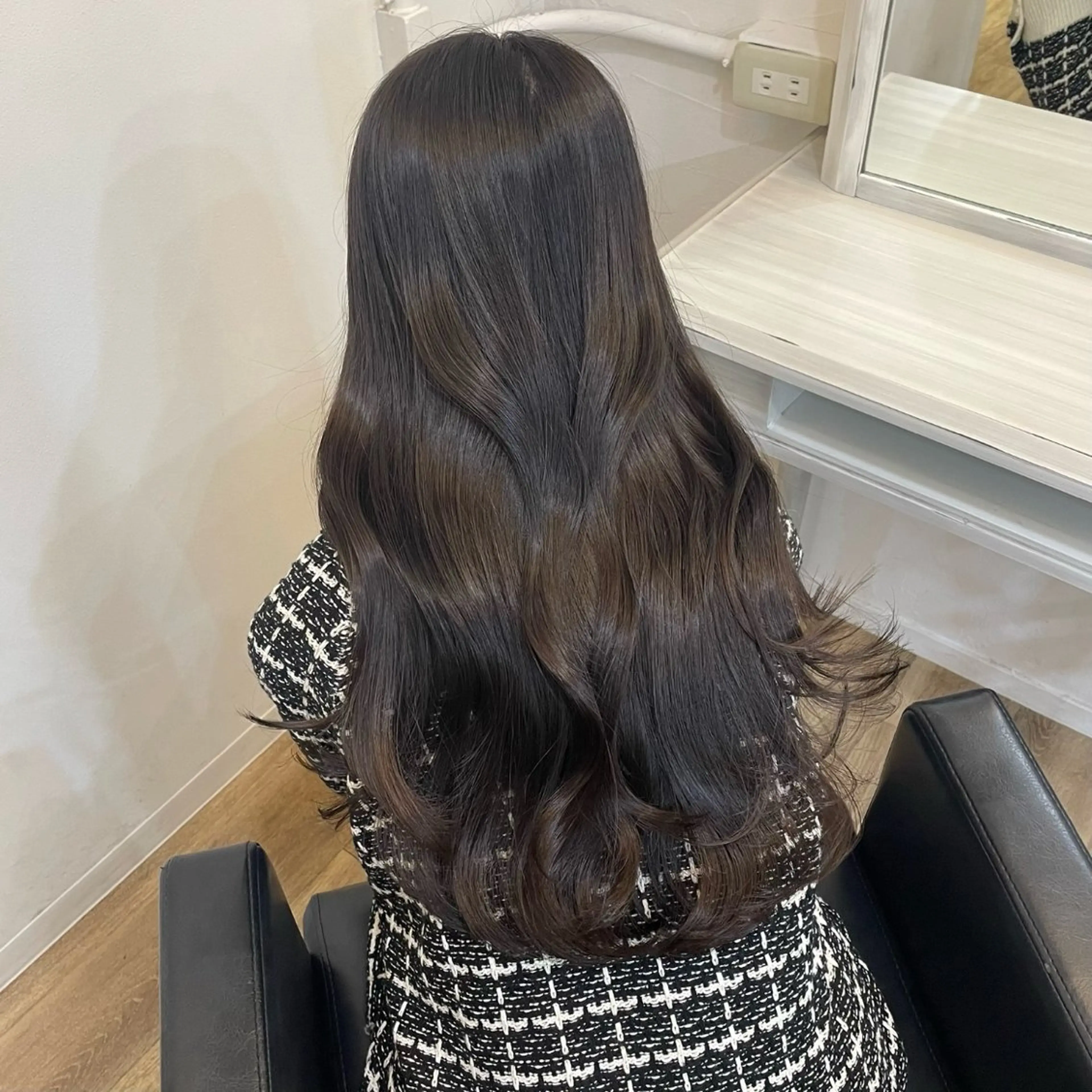 ロング カラー ベージュカラー 黒髪 ブルーカラー ブルーブラック ブラウンカラー カット ヘアカラー トリートメント オリーブカラー 特化　　kaiのヘアスタイル