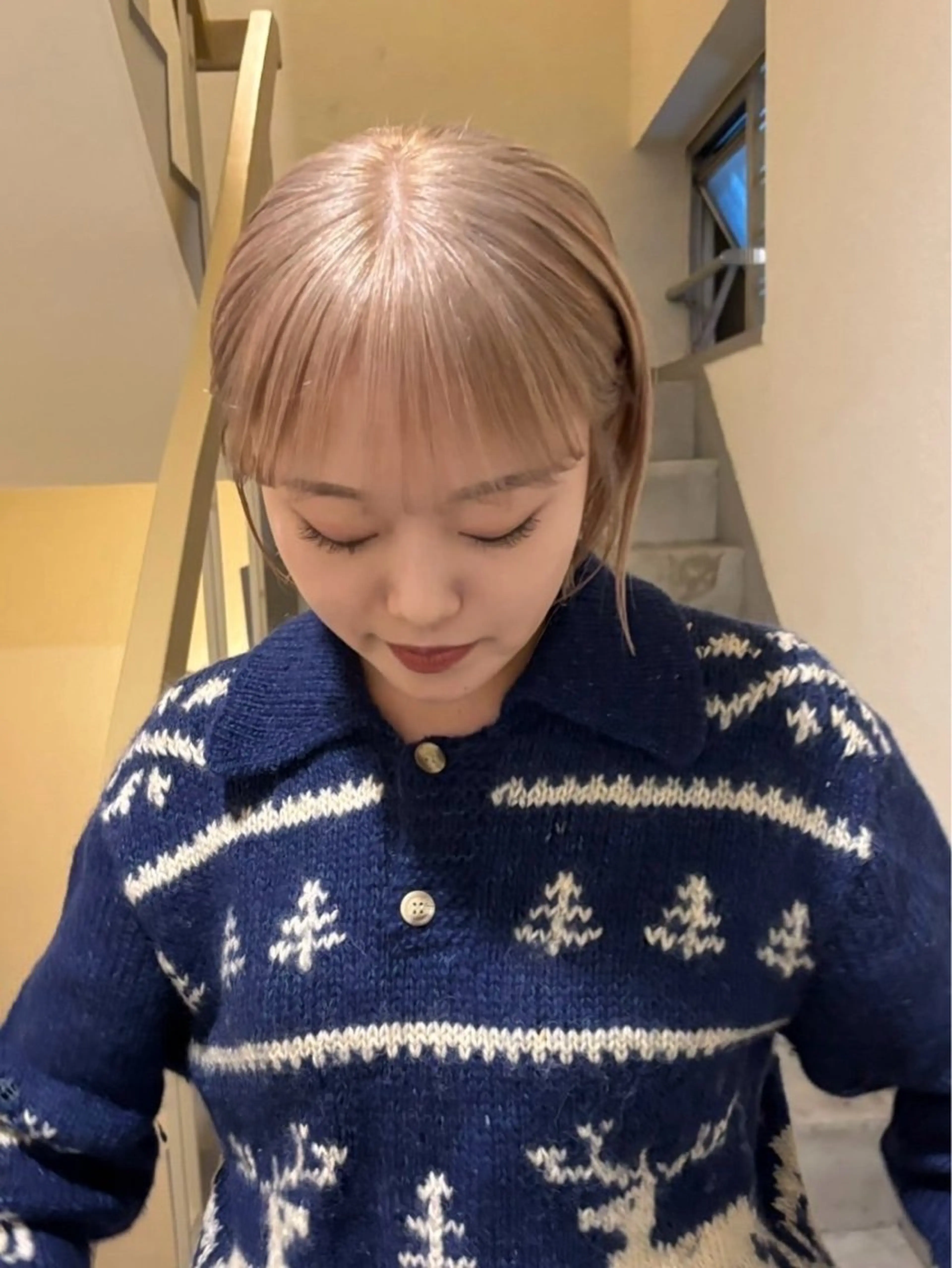 ショート カラー ベージュカラー ミルクティーベージュ ヘアカラー siki所属・ｍｏｍｏ/ ハイトーン/ベージュのヘアスタイル