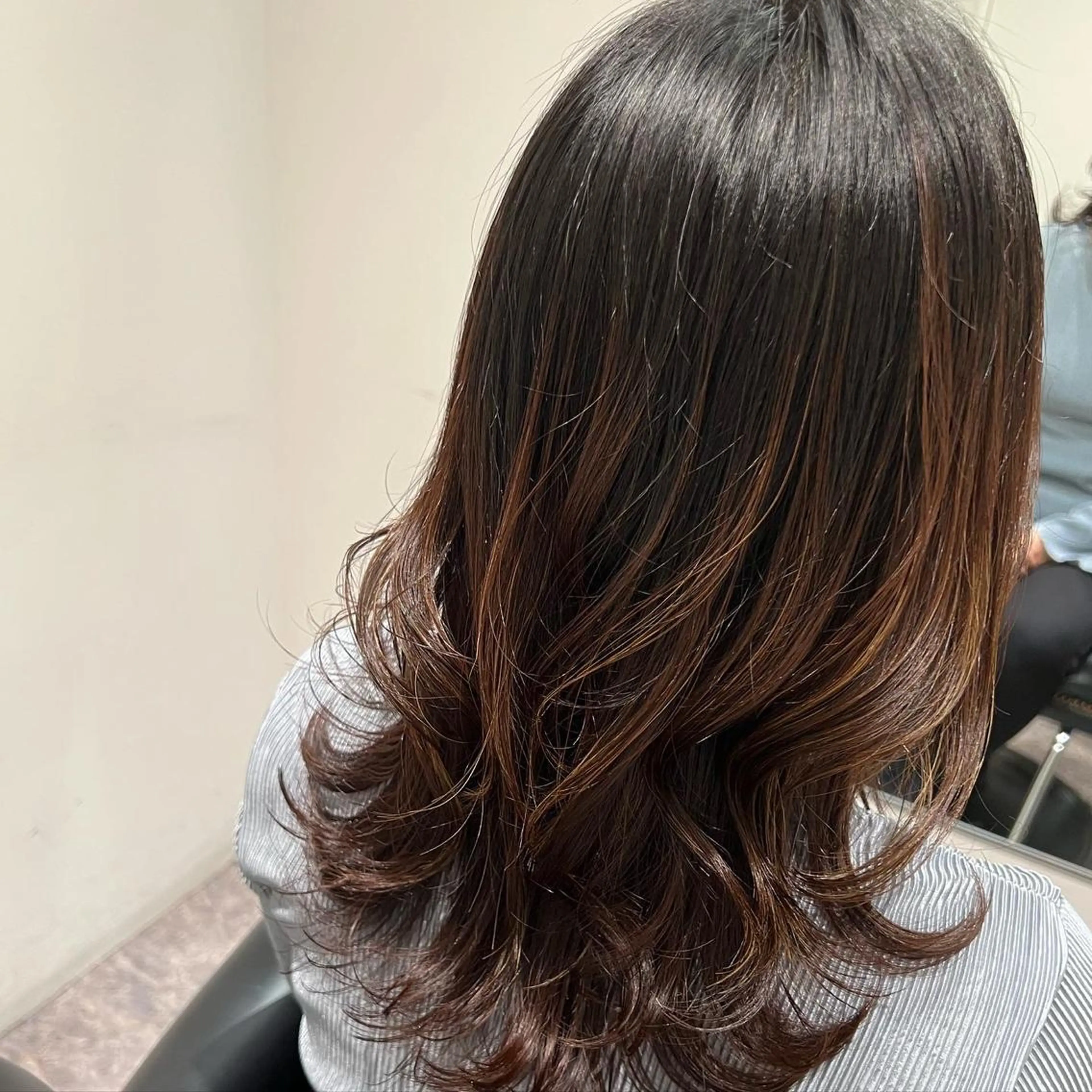 ミディアム カラー パーマ コテ巻き風パーマ 韓国風パーマ　無重力のヘアスタイル