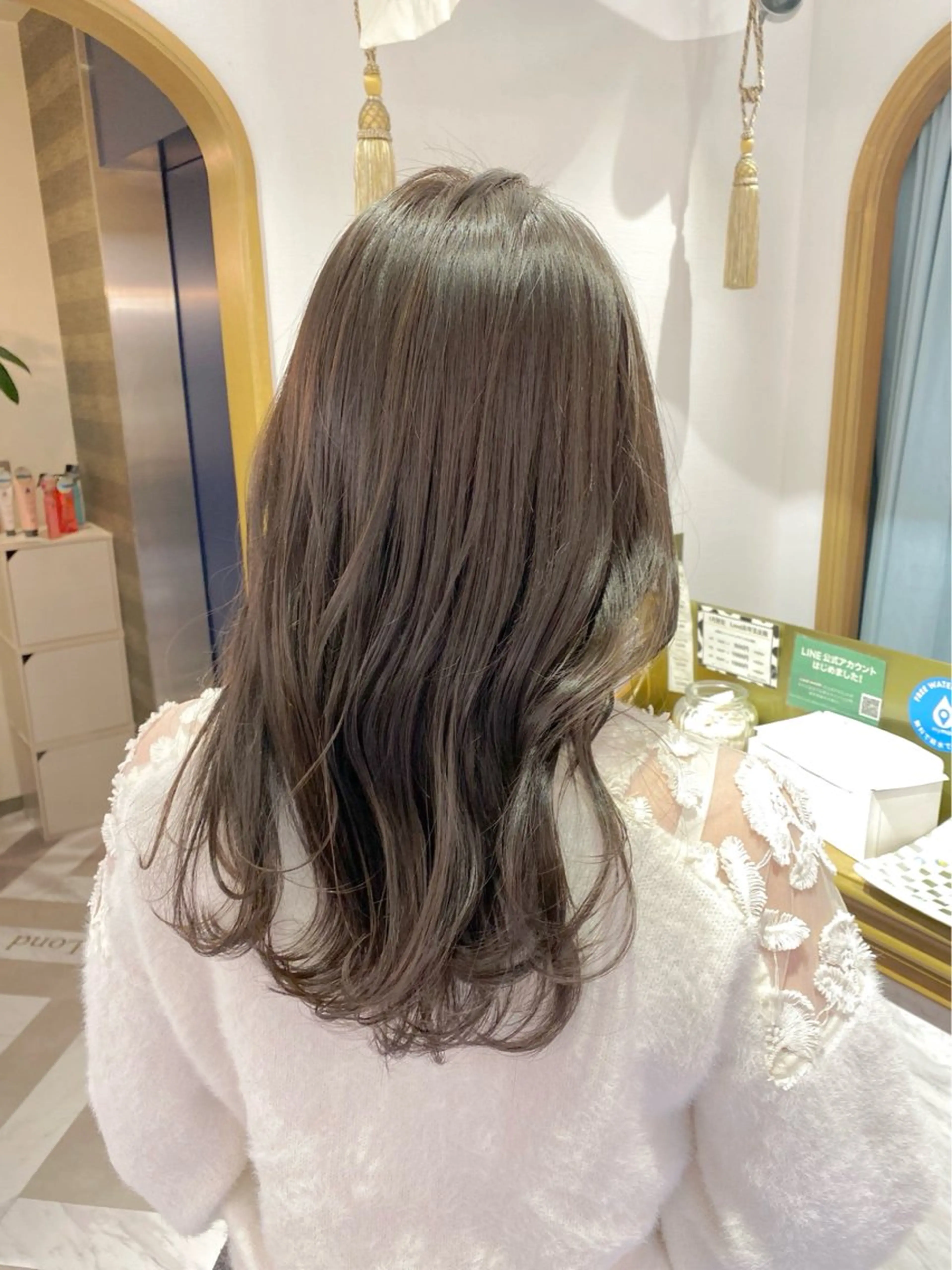 ミディアム カラー ブリーチ 透明感カラー グレージュ ブリーチなしカラー 韓国風ヘア カット ヘアカラー トリートメント レイヤーカット /透明感カラー西田のヘアスタイル