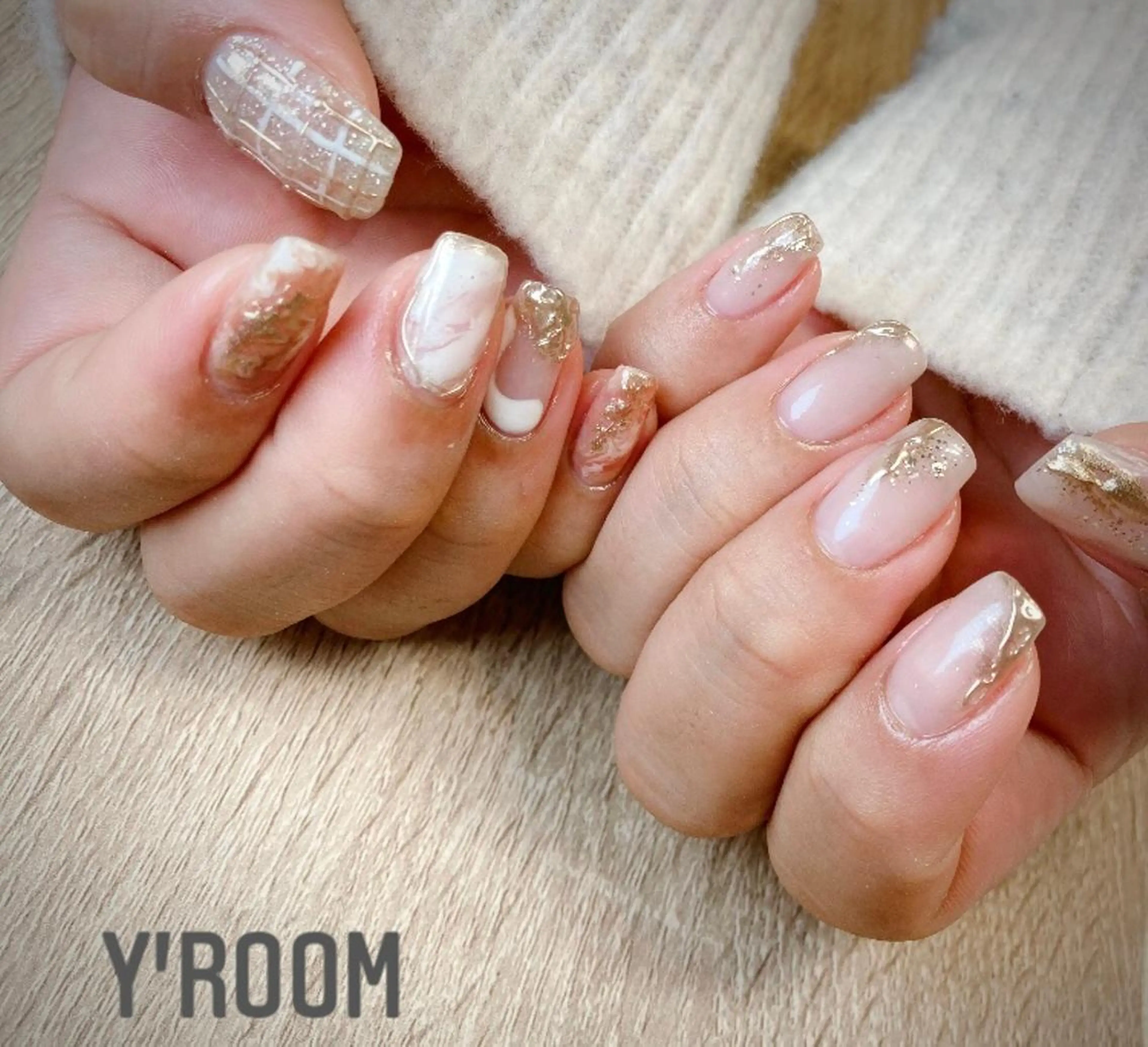 ネイル オーロラネイル フラッシュネイル フットネイル ジェルネイル ゴールド ハンドネイル YUKA （ネイリスト）のネイルデザイン