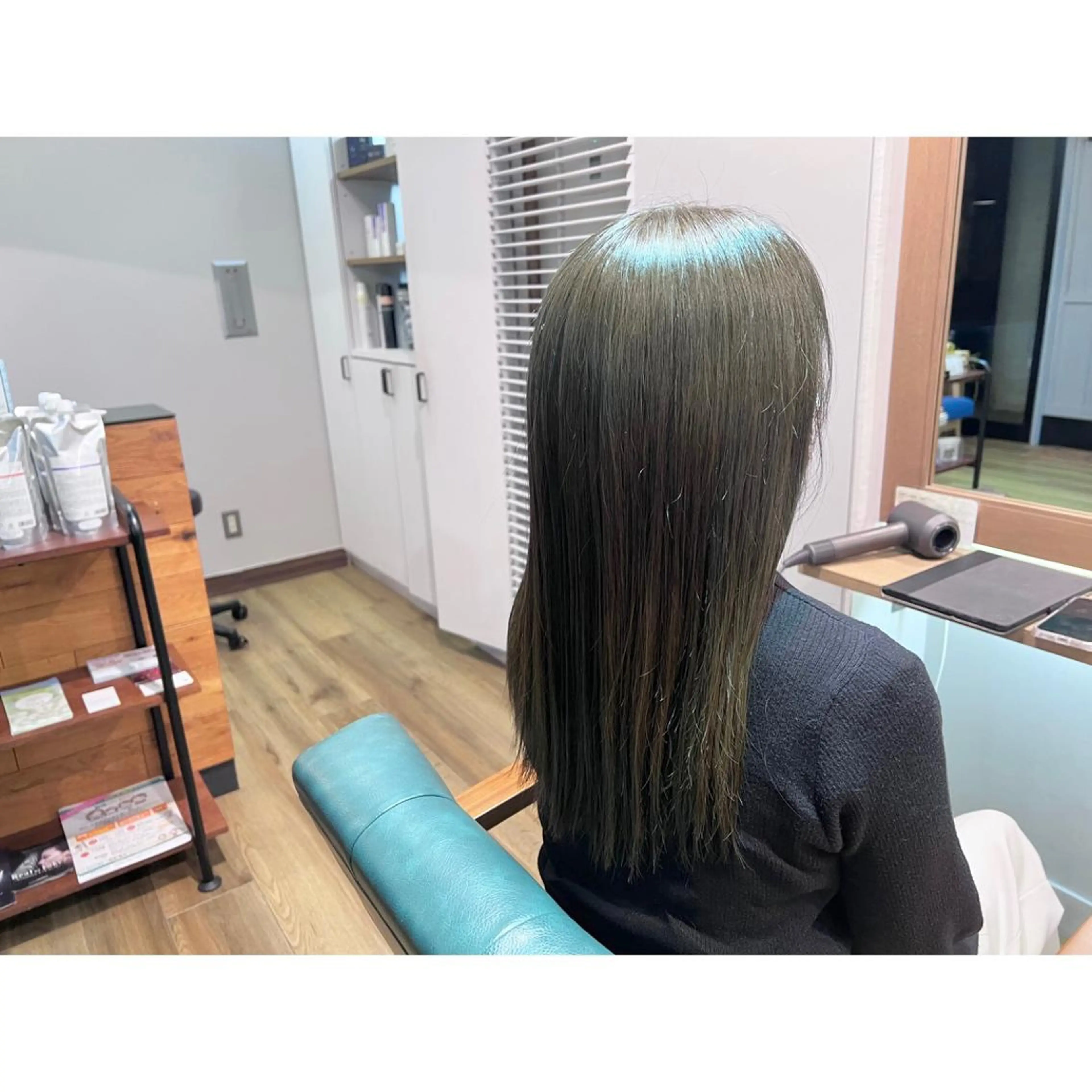 ロング カラー グレージュ オリーブグレージュ オリーブグレー ヘアカラー トリートメント ツキダテ ユイのヘアスタイル