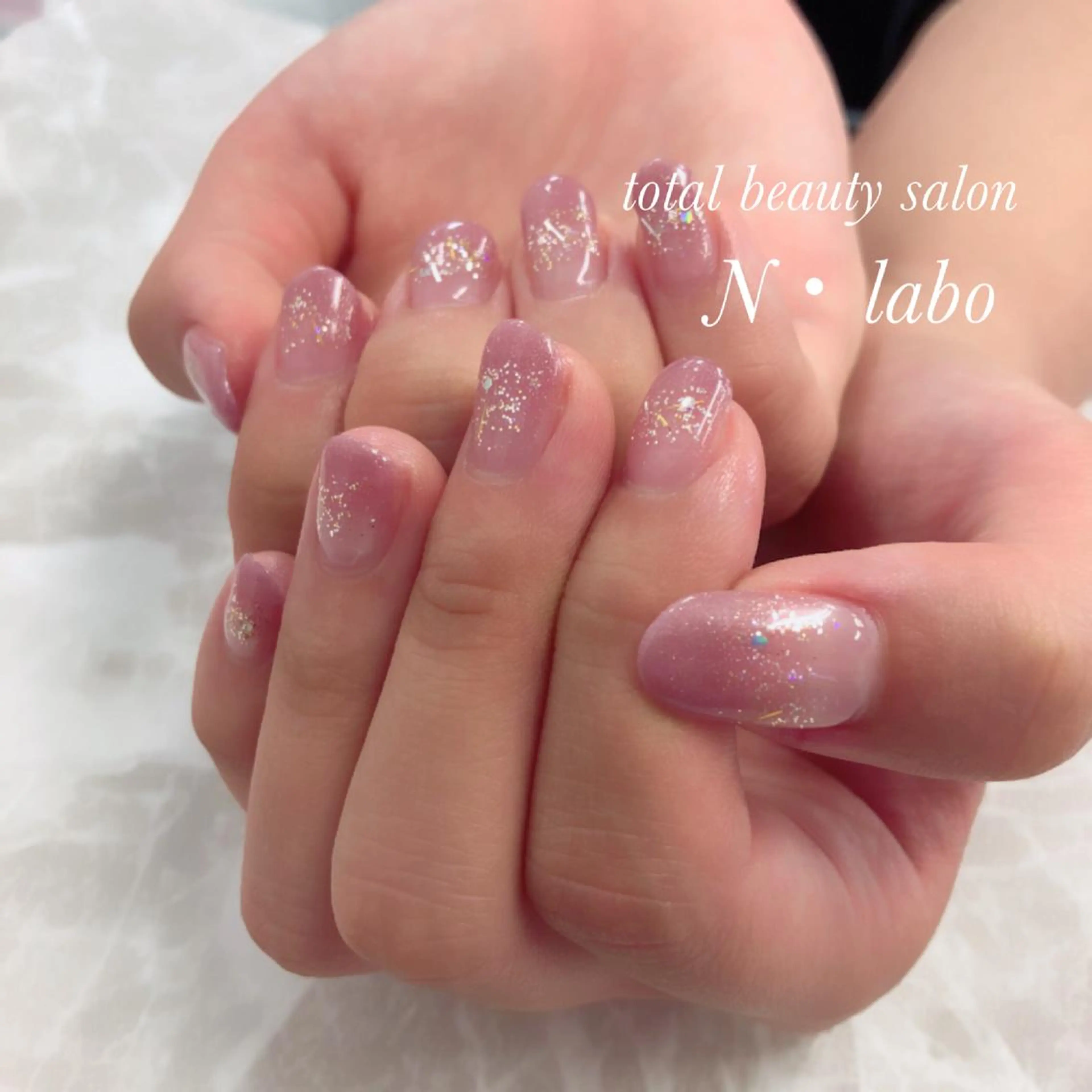 ネイル ラメ(グリッター) オフィスネイル ピンク Gracias. rieのネイルデザイン