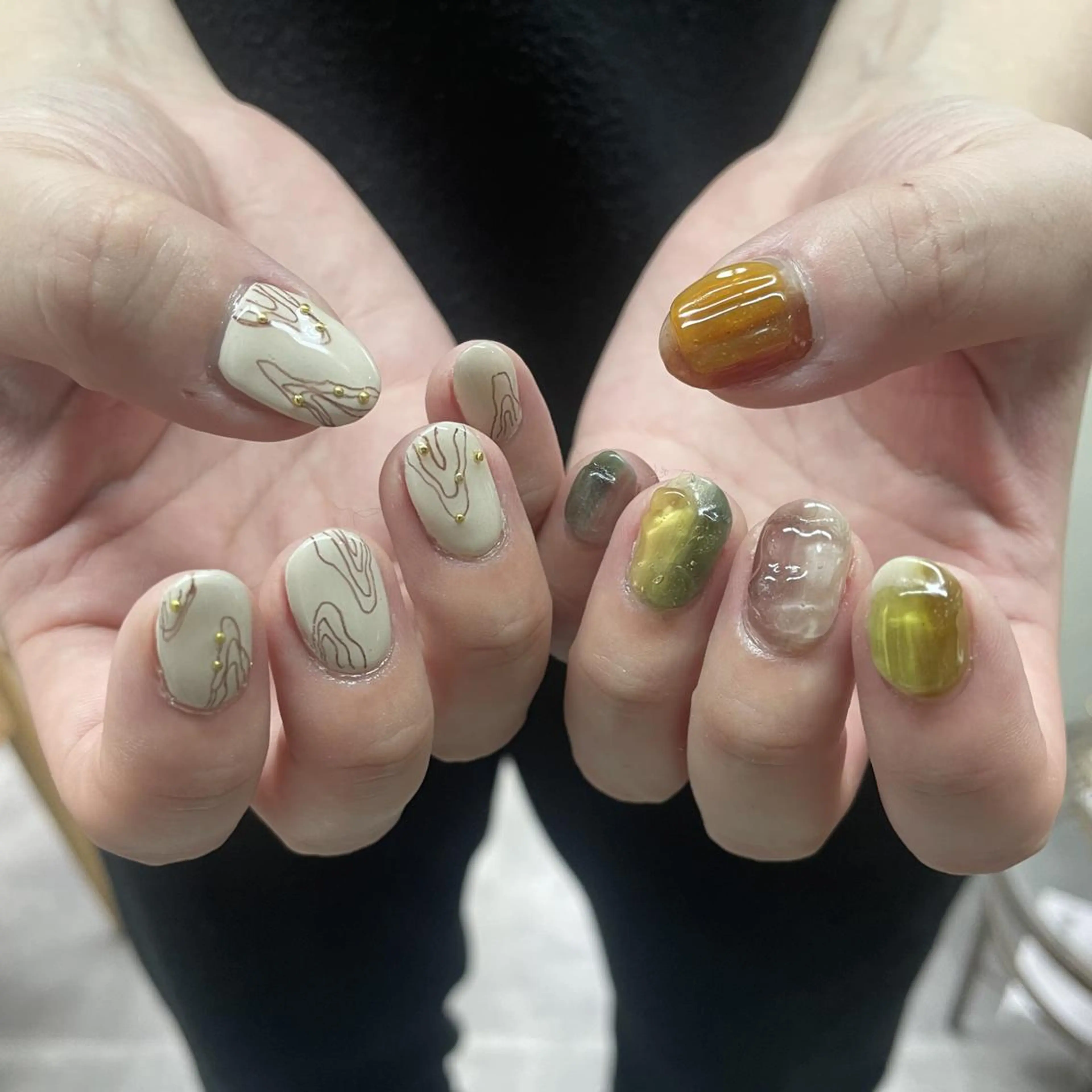 ネイル アートネイル べっ甲ネイル ジェルネイル グリーン マグネットネイル nailstudio eviz新宿店のネイルデザイン