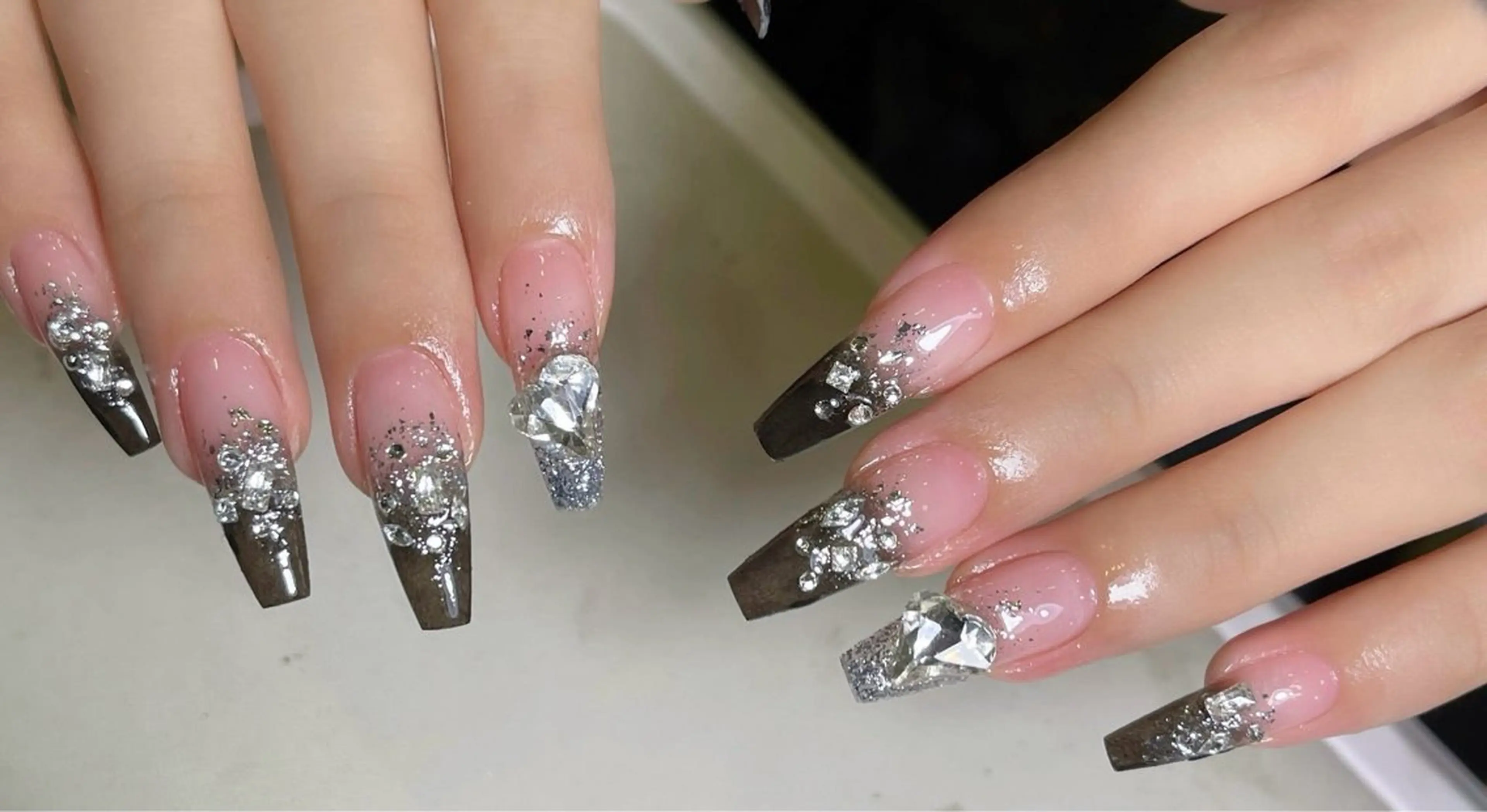 ネイル チークネイル フレンチネイル グラデーション キラキラネイル 韓国ネイル ハンドネイル Minette nailHuongのネイルデザイン