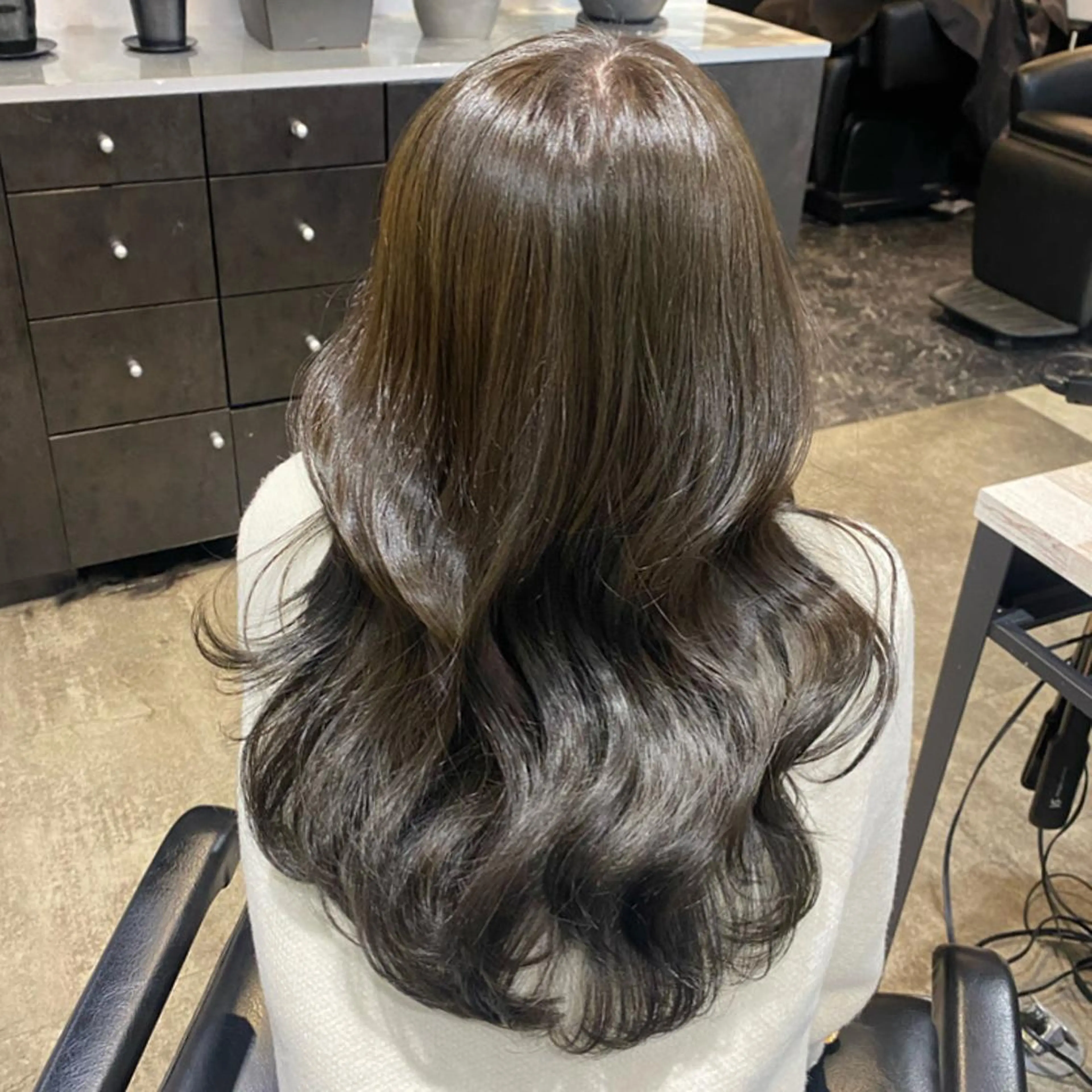 ロング カラー ヘアアレンジ ブリーチ 透明感カラー グレージュ ブリーチなしカラー youres hair東新宿店所属・新宿⌇韓国風ヘア ⌇透明感カラーのヘアスタイル
