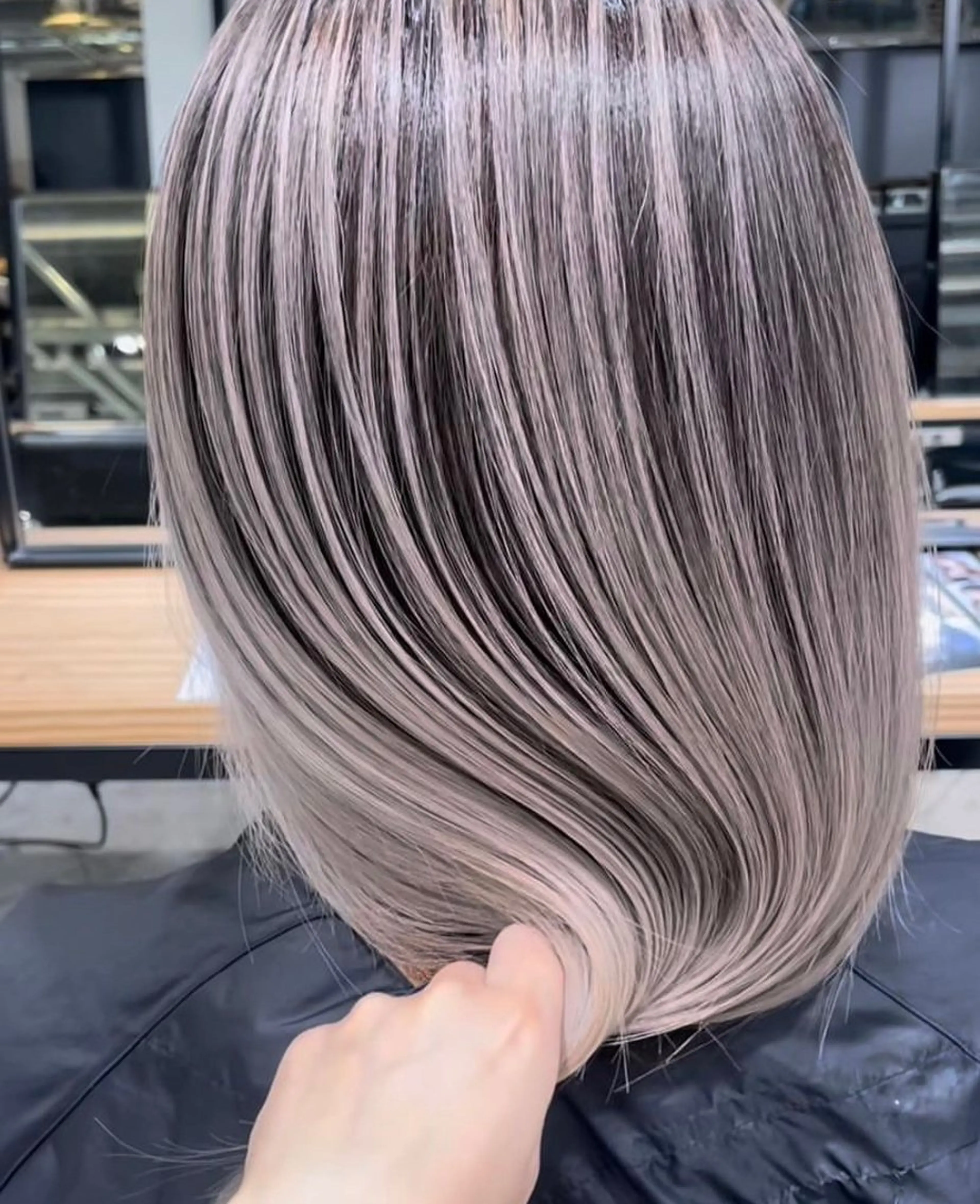 カラー 黒染め落とし ムラ修正　ハイトーンのヘアスタイル