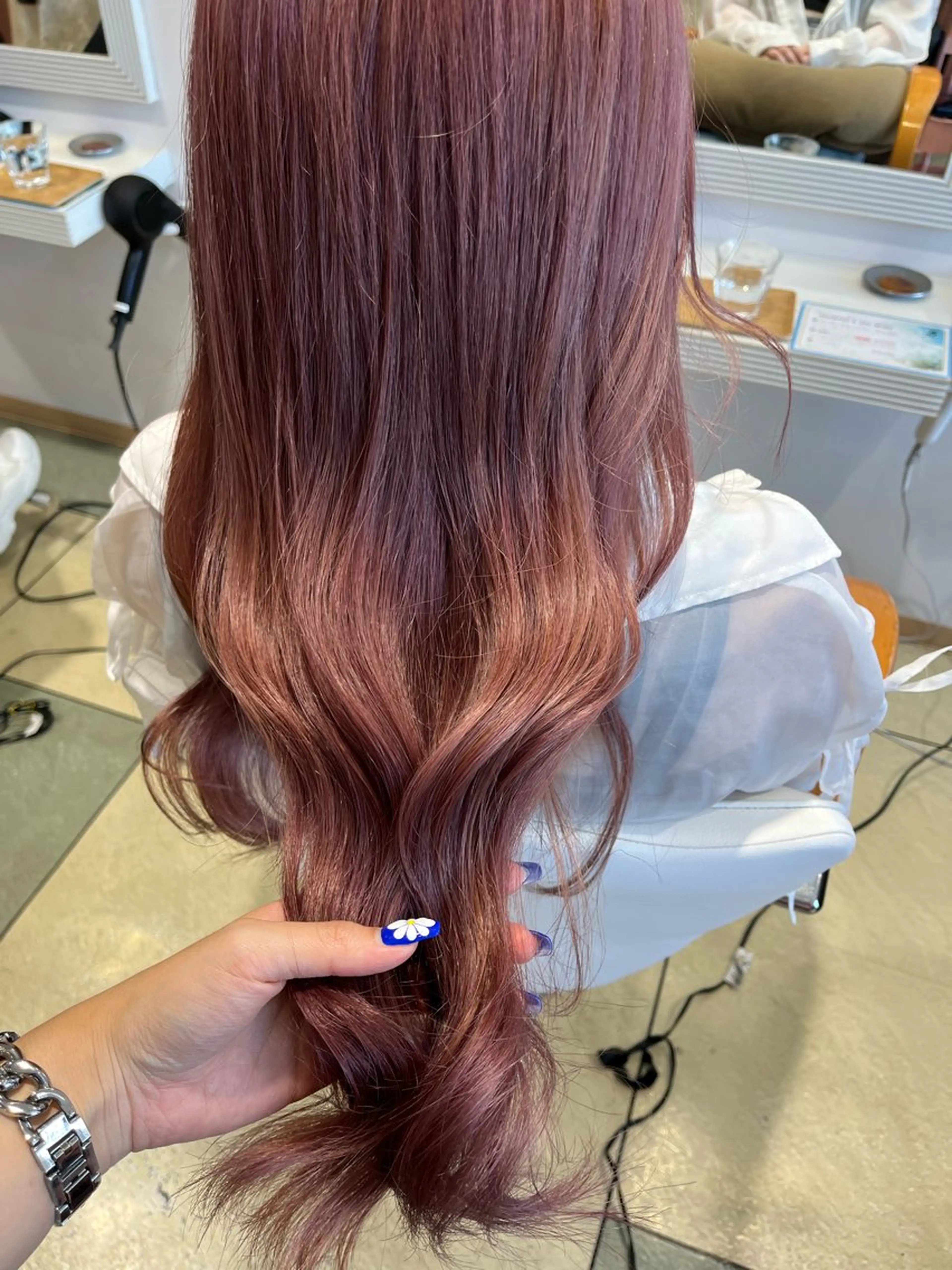 ロング カラー momb 折戸結菜のヘアスタイル