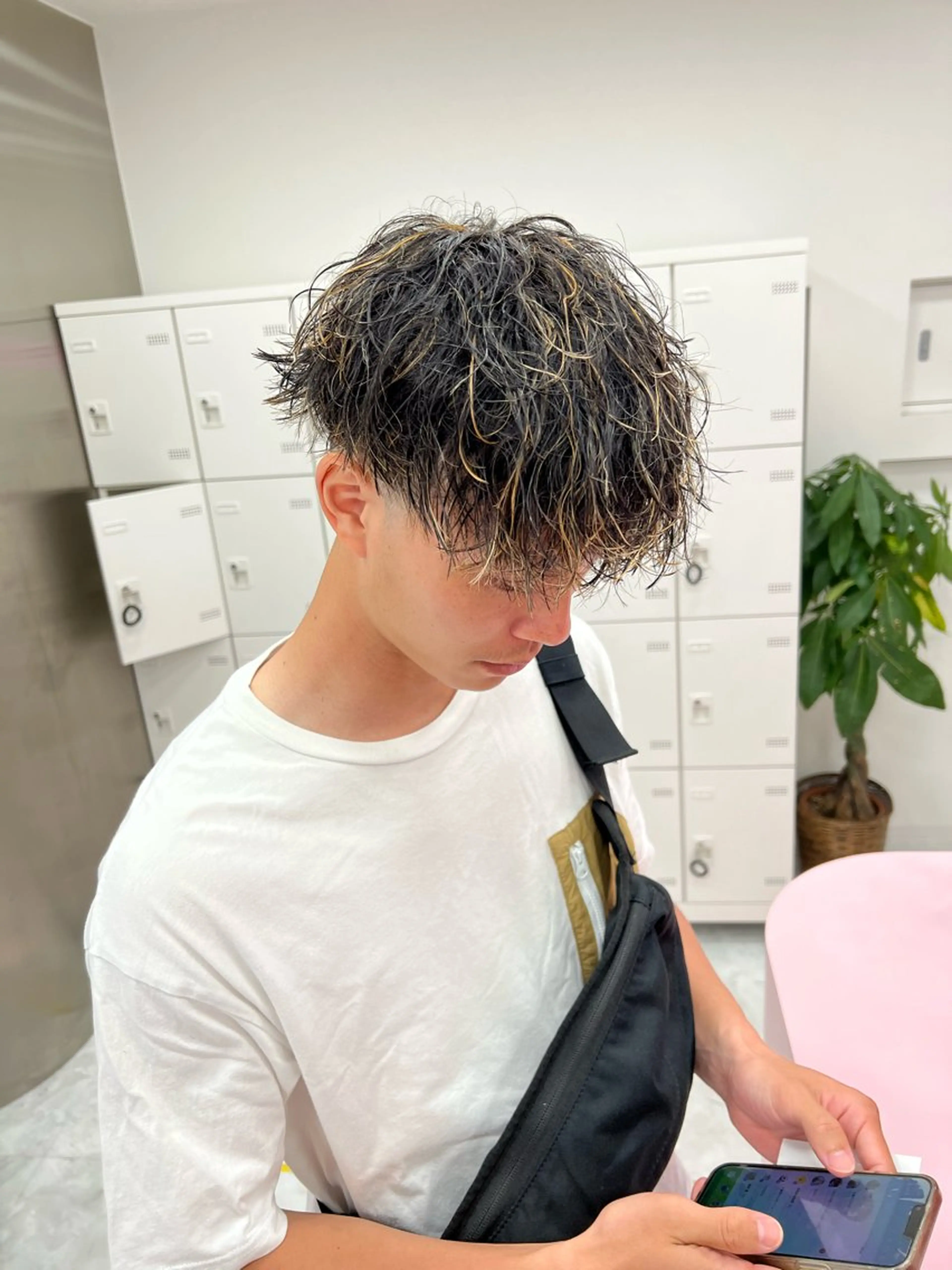 ミディアム カラー パーマ メンズ ミディアムパーマ センターパート メンズ韓国風 韓国マッシュ マッシュウルフ メンズパーマ特化 TAIGAのヘアスタイル