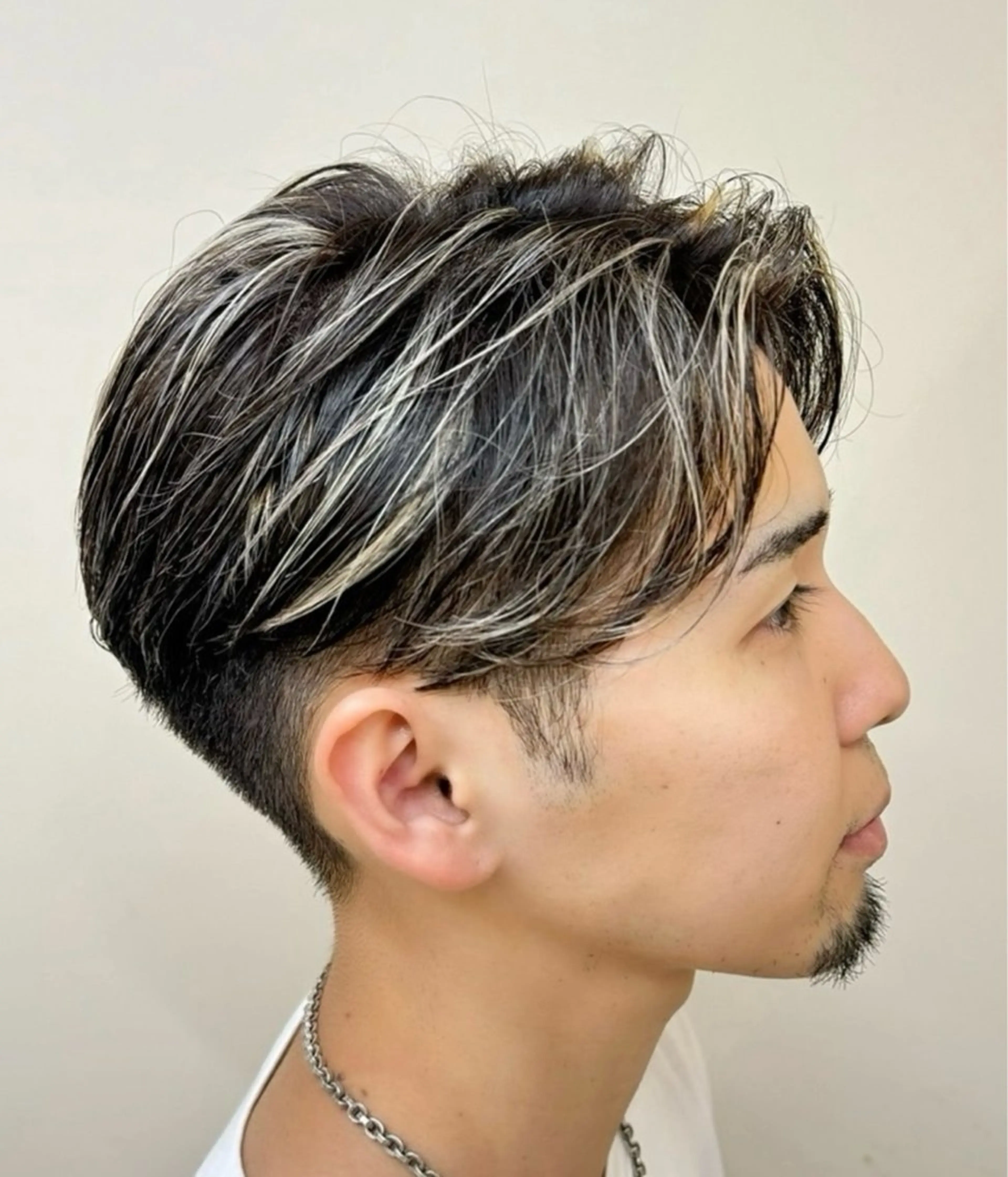 カラー メンズ メンズハイライト 刈り上げ ハイライトカラー 桒原 ちさのヘアスタイル