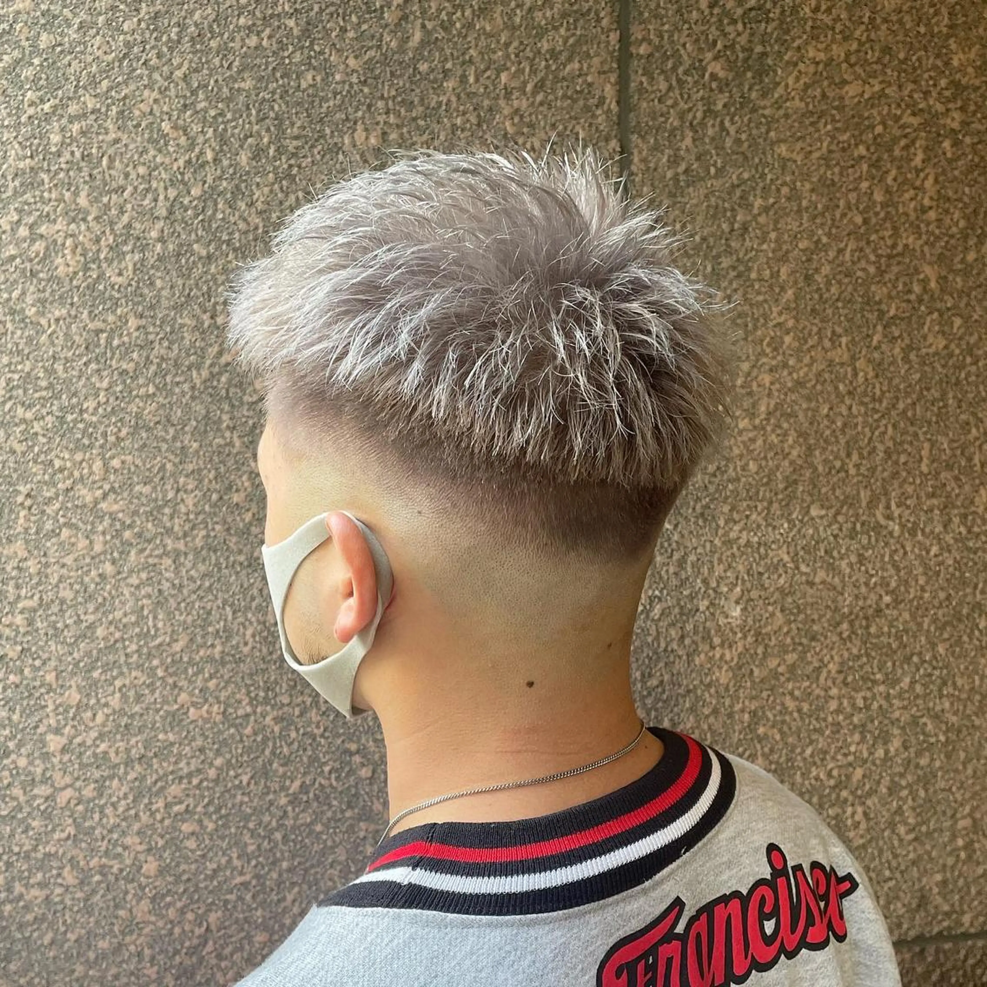 カラー メンズ シルバー Le'a所属・渋谷/フェード/ 國分 翔のヘアスタイル