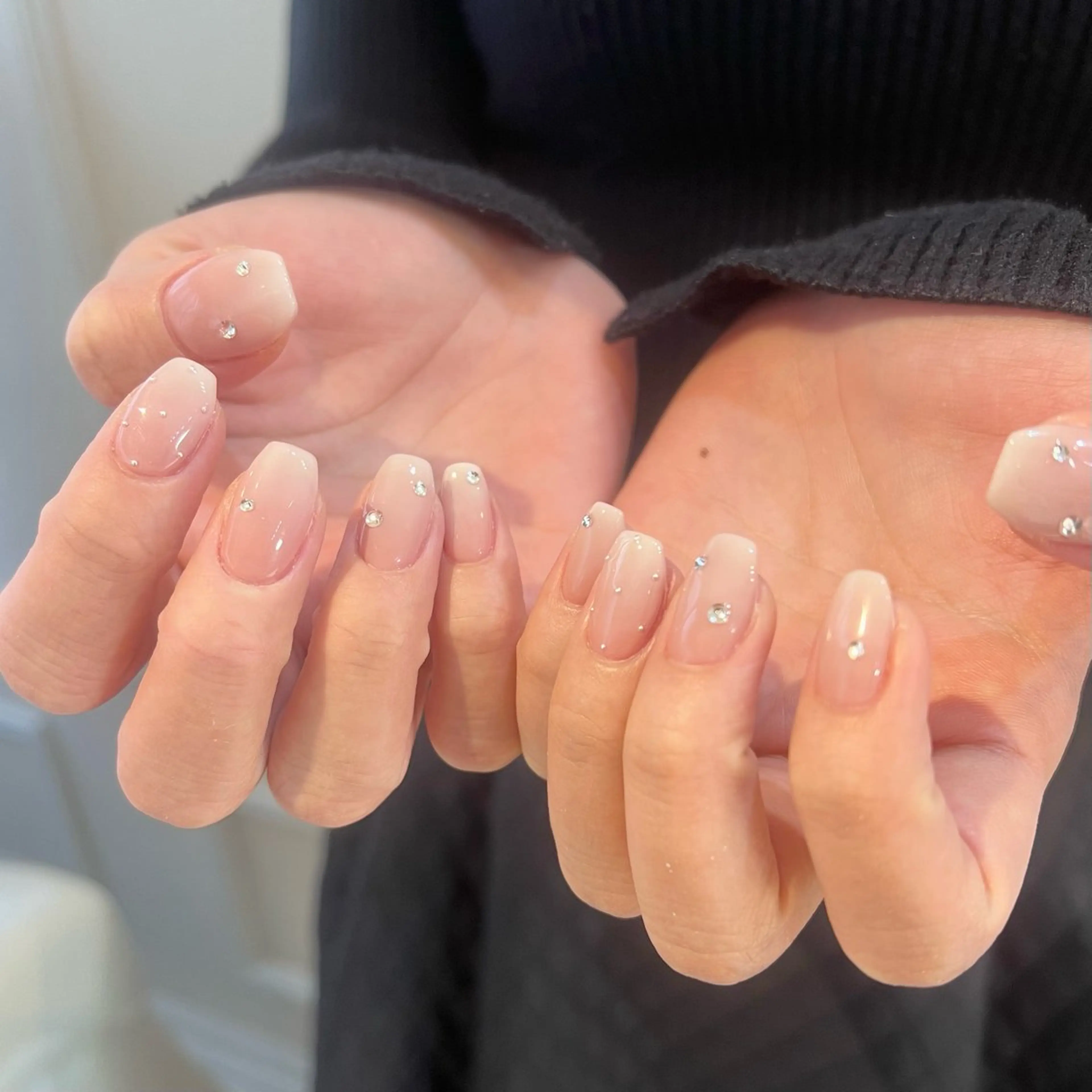 ネイル ドット キラキラネイル ハンドネイル 🎀チーク/ちゅるん 🫧chisa🎀のネイルデザイン