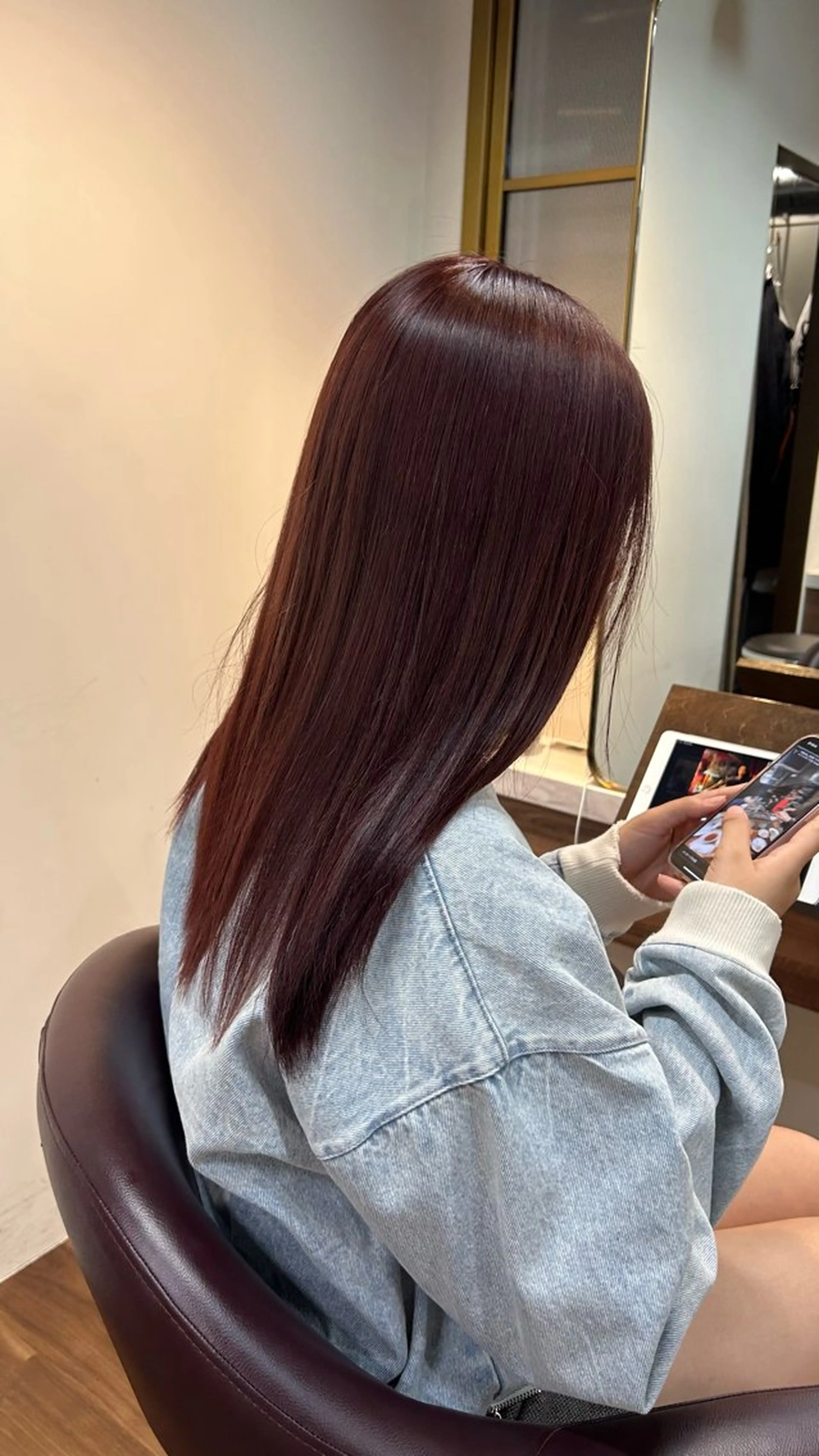 セミロング カラー 黒髪 ブリーチ レッドカラー 野上 晃生のヘアスタイル