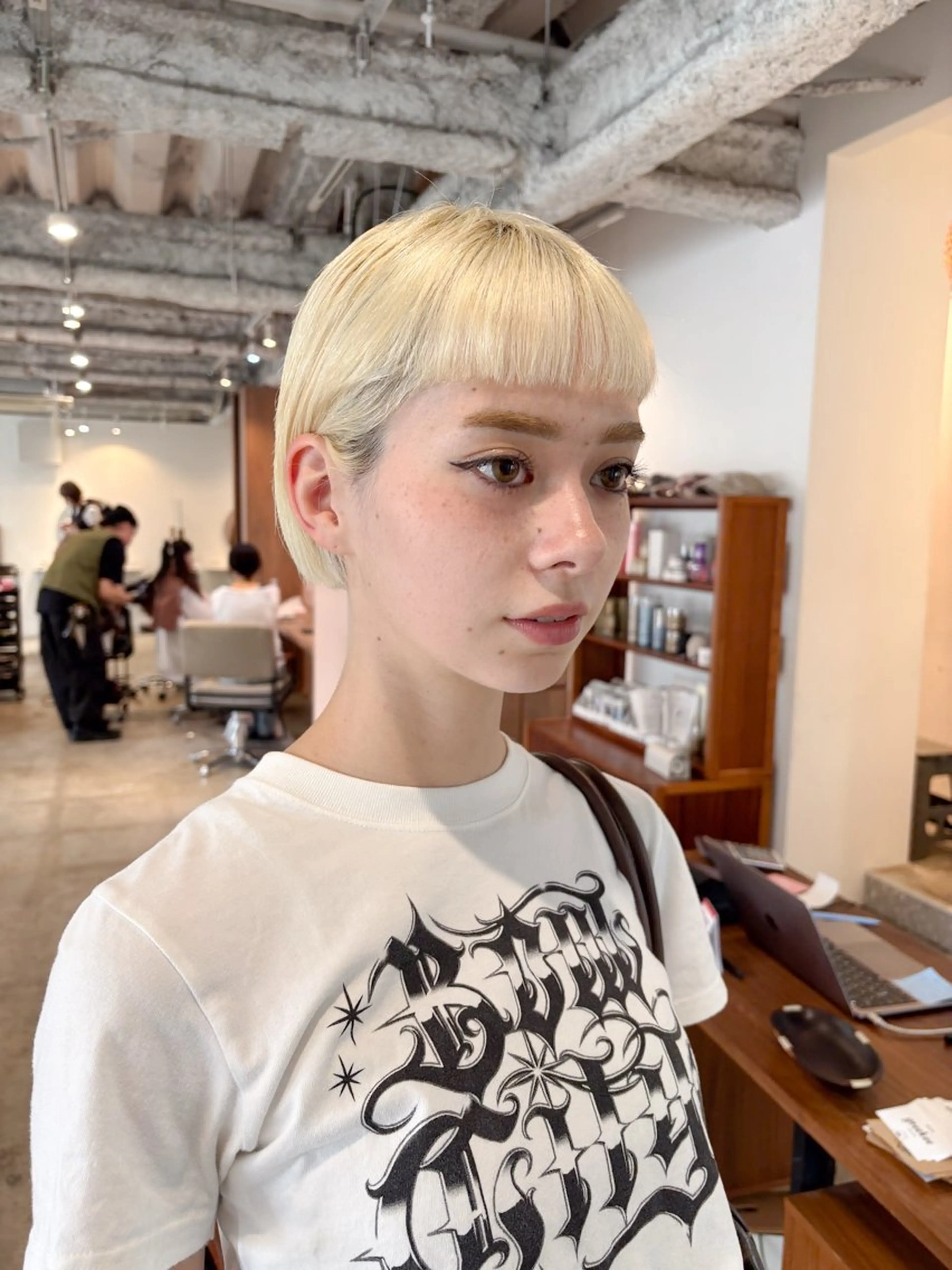 ショート カラー 抜きっぱなしブロンド ボブ ワイドバング カット ヘアカラー Takuma Suzuki中目黒のヘアスタイル