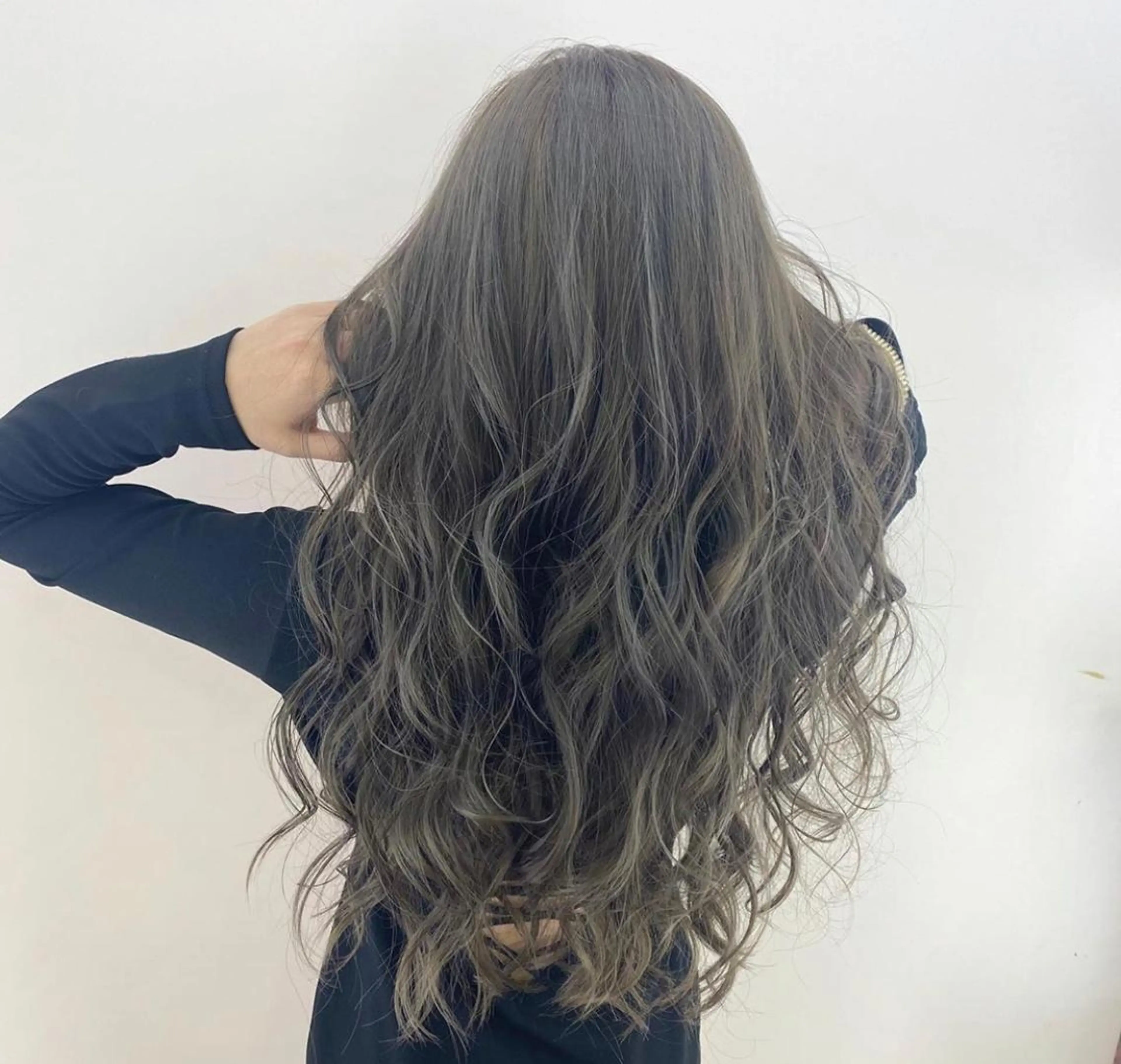 ロング アダチ コウスケのヘアスタイル