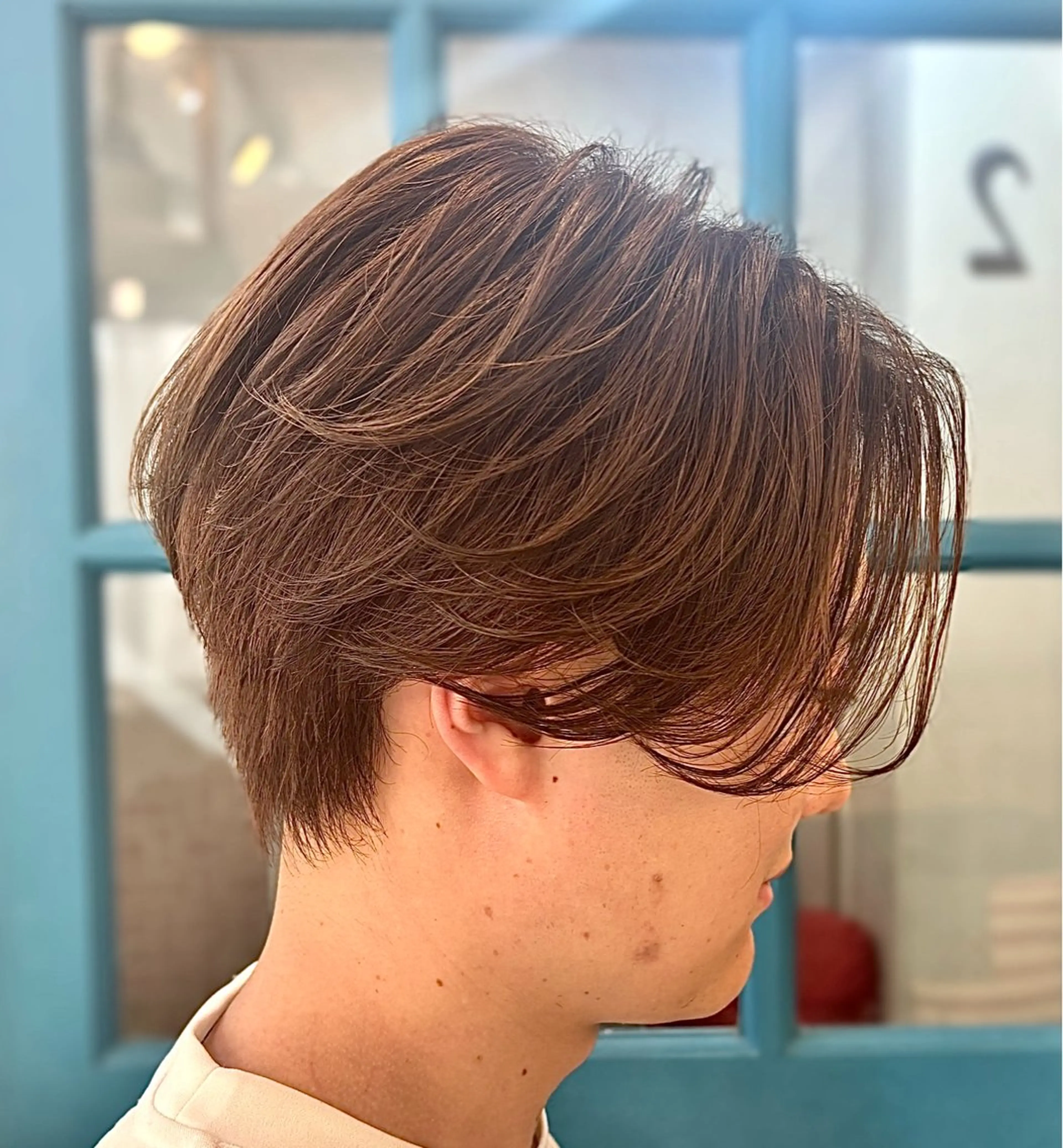 カラー パーマ メンズ センターパート メンズパーマ ベージュカラー ニュアンスパーマ カット パーマ ショート、韓国メンズ ヘアのかつらぎのヘアスタイル