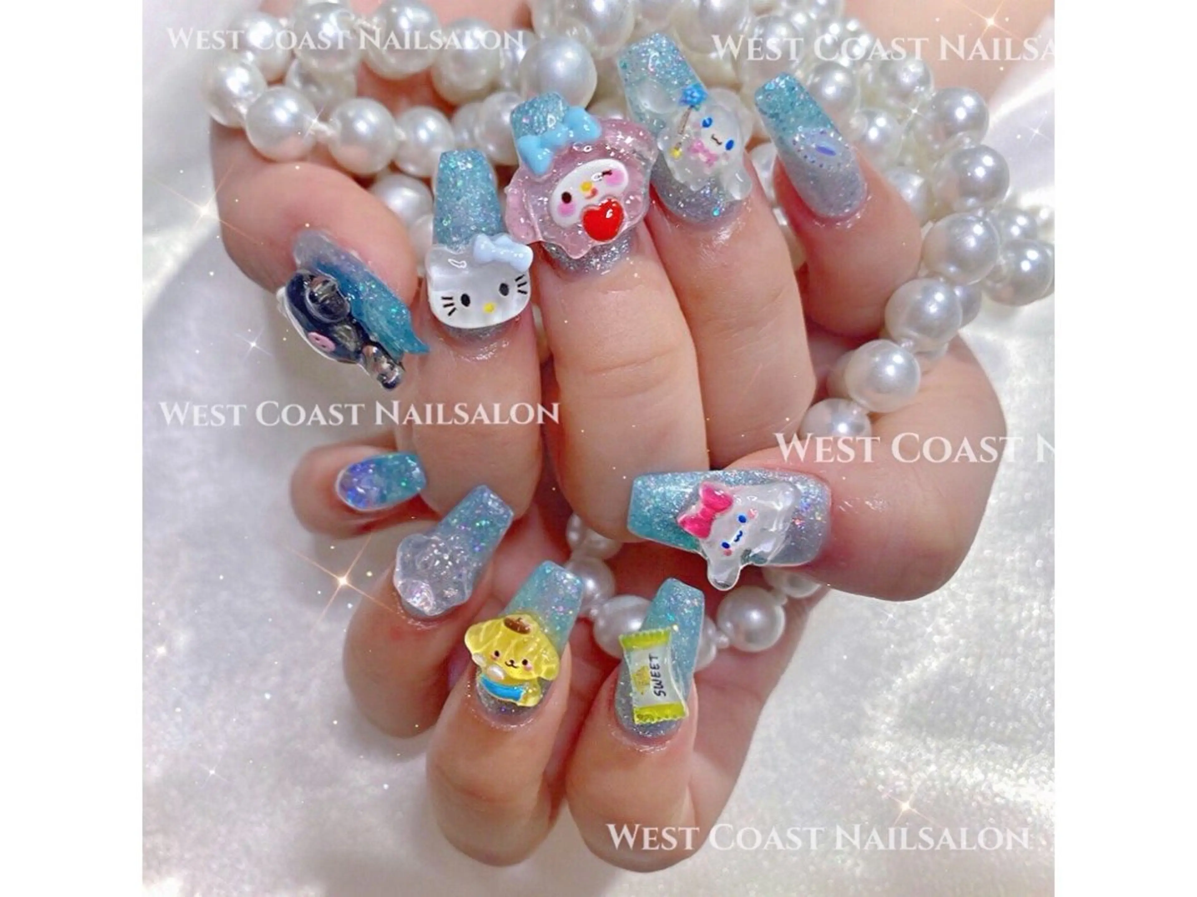 ネイル キラキラネイル リボン ワンホンネイル ホワイト ハンドネイル リボン、ガーリー パーツ放題専門店のネイルデザイン