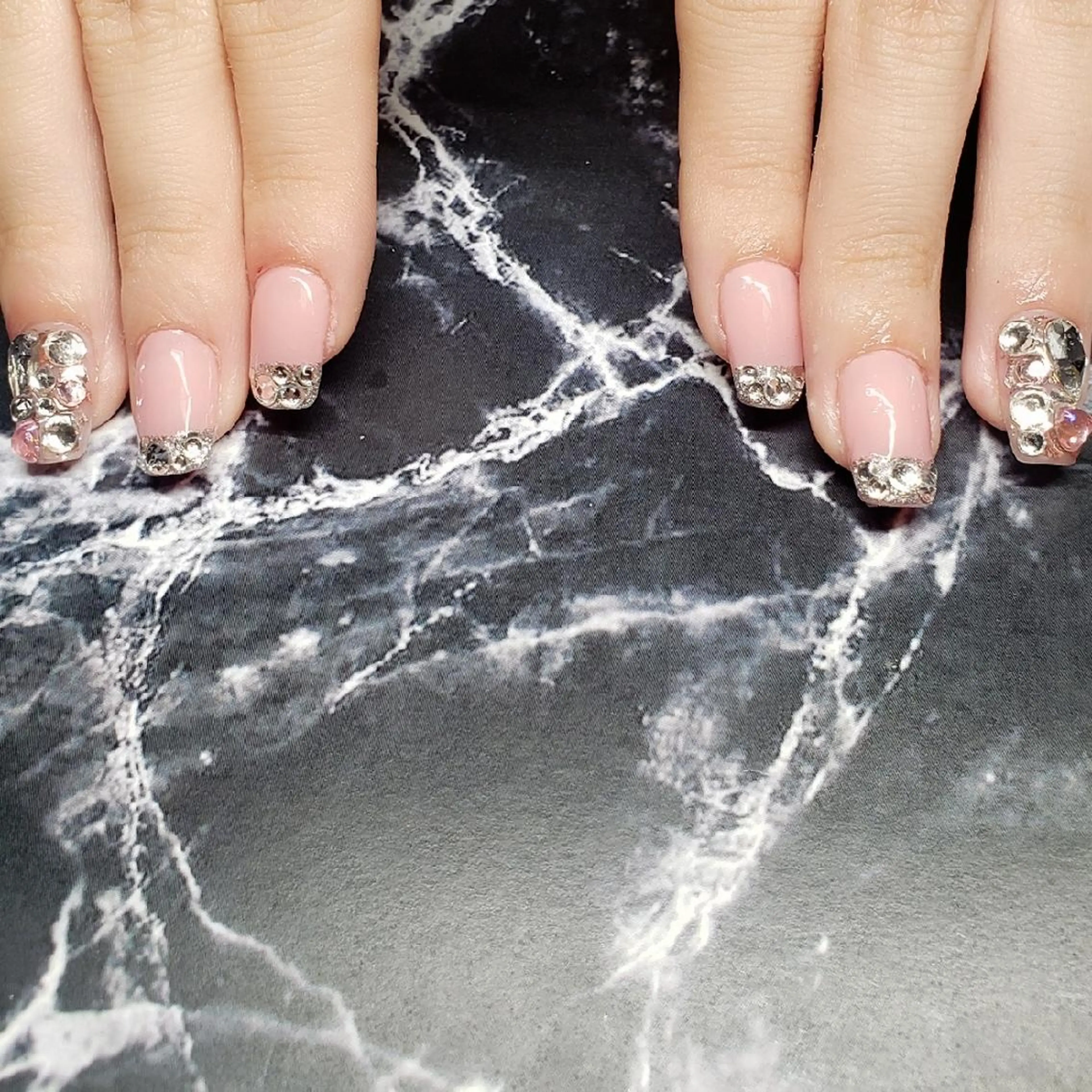 ミディアム ネイル クロキ 。のネイルデザイン