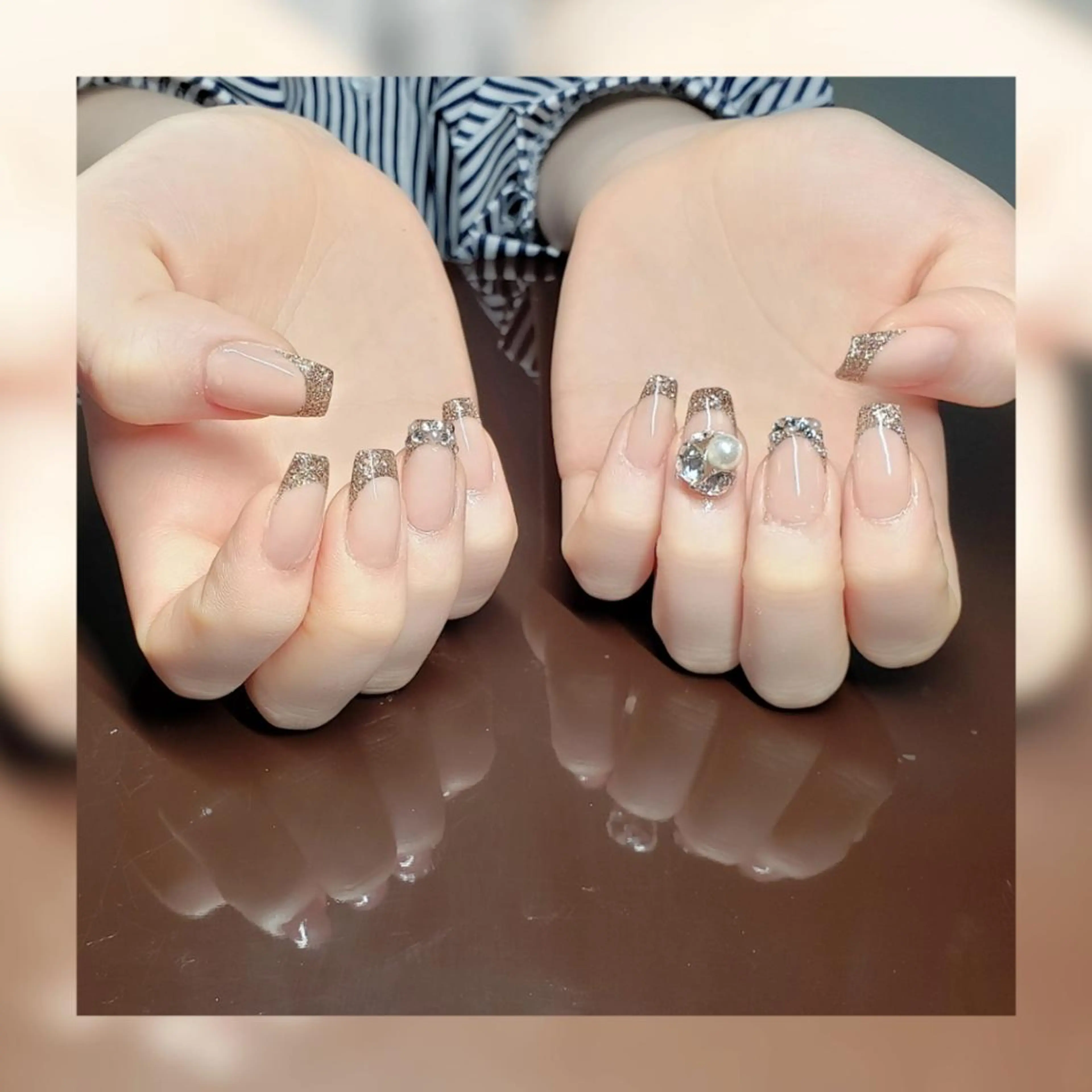 ショート ネイル フレンチネイル ラメ(グリッター) スカルプネイル ハンドネイル クロキ 。のネイルデザイン