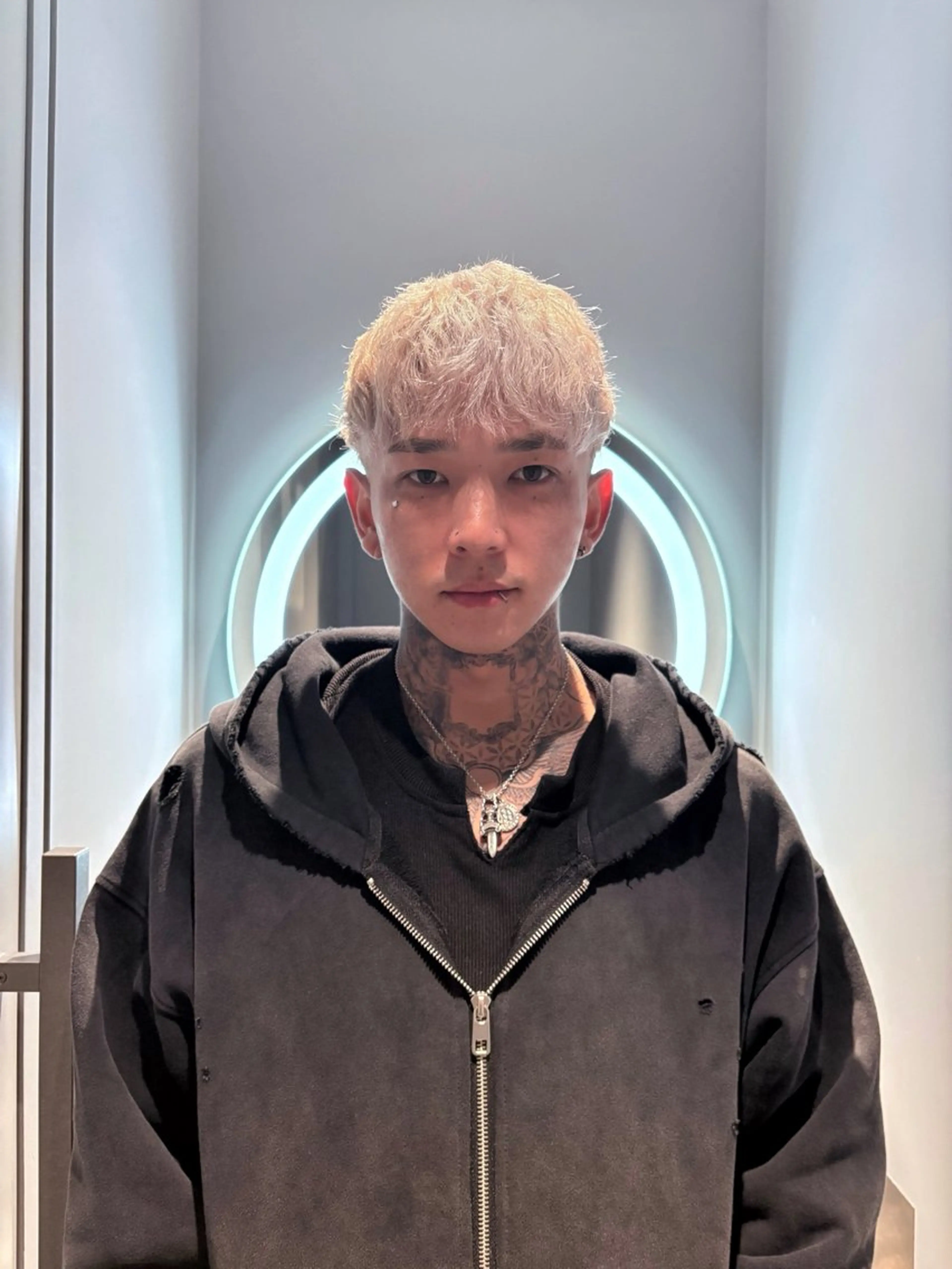 ショート カラー メンズ メンズブリーチ ベージュカラー ブリーチ ケアブリーチ ホワイトベージュ カット ヘアカラー トリートメント 菜々🫧新宿 透明感ケアブリーチのヘアスタイル