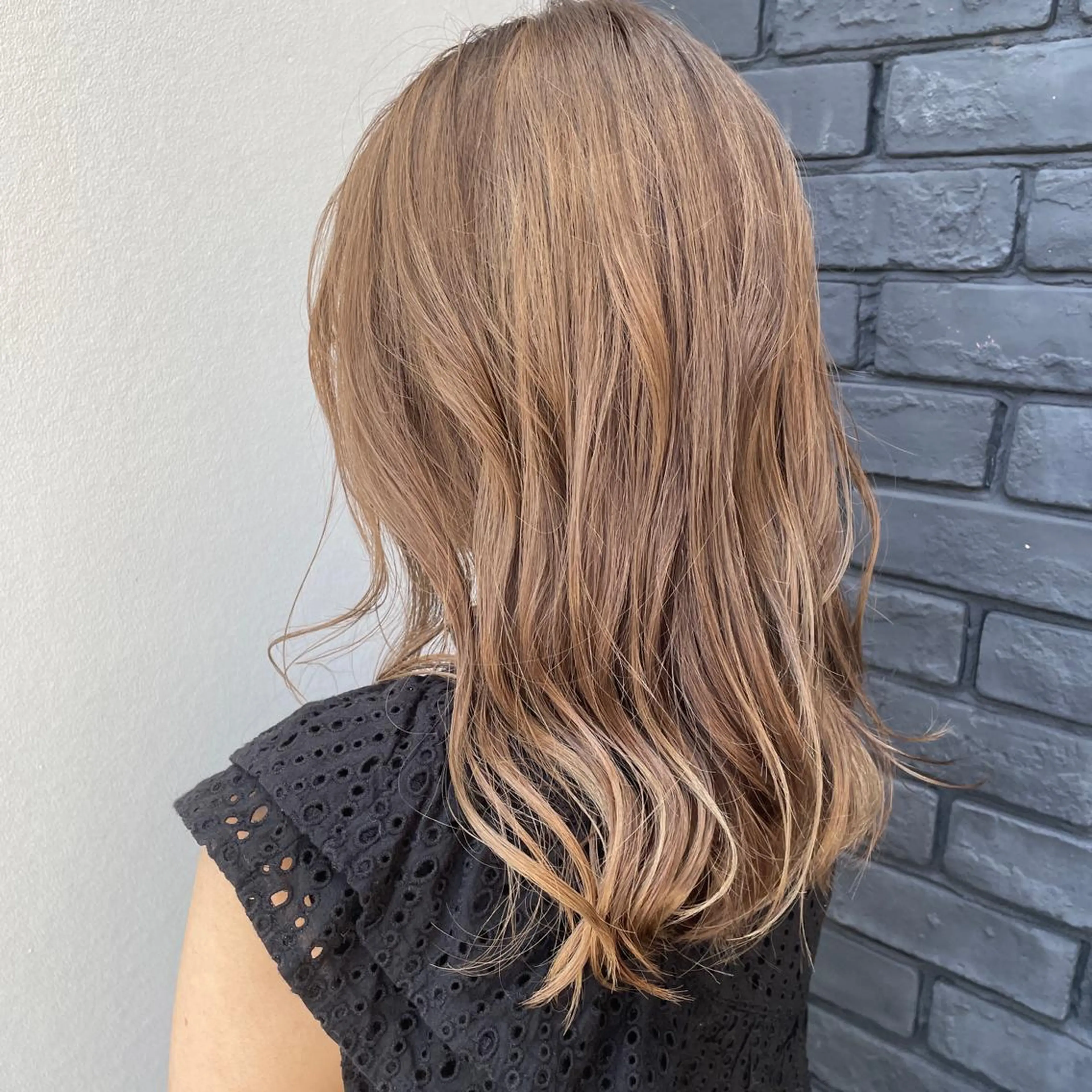 ミディアム 河口 友里のヘアスタイル