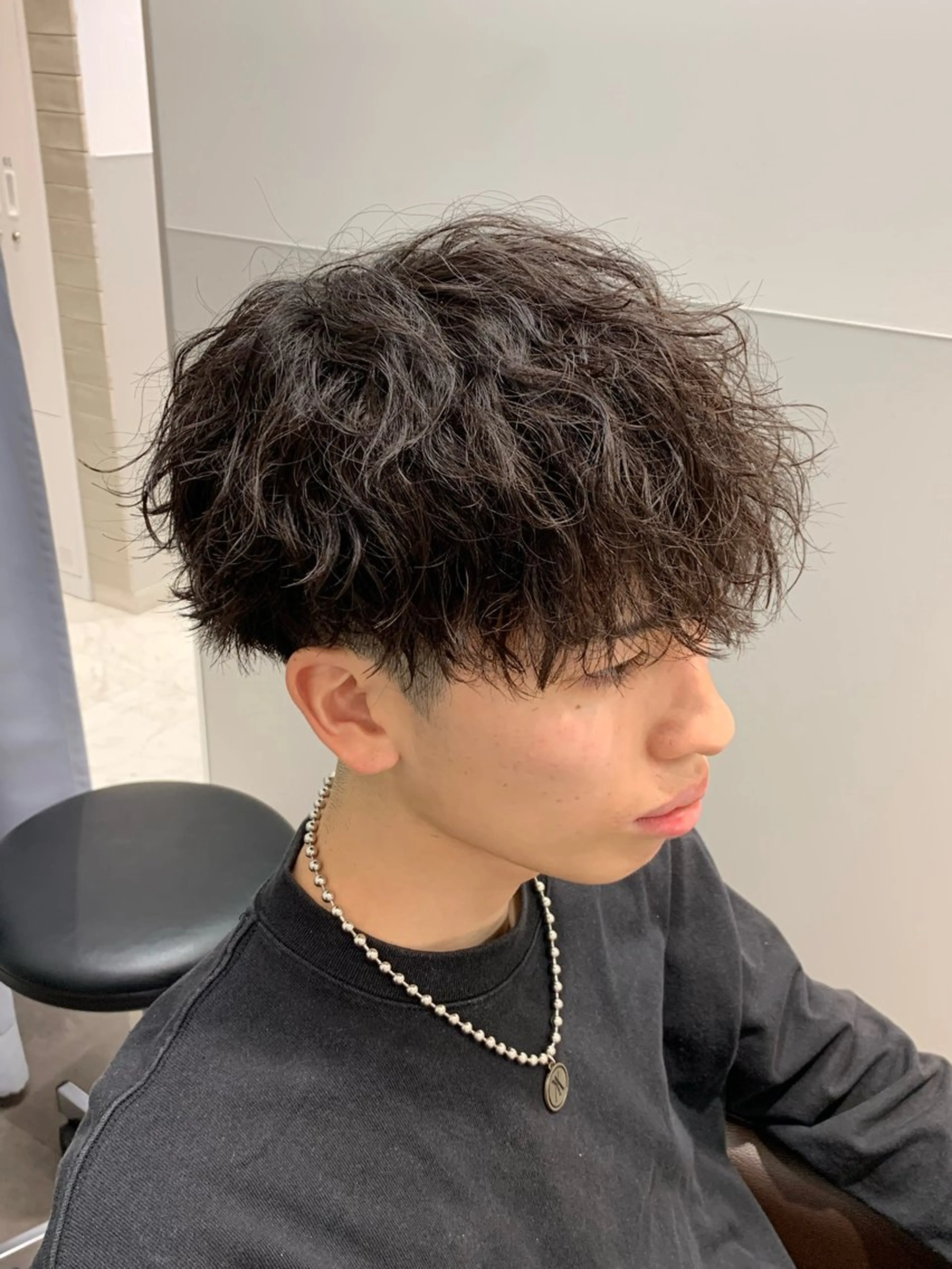 ショート パーマ メンズ マッシュ ツーブロック 刈り上げ カット パーマ 大江 晃人のヘアスタイル