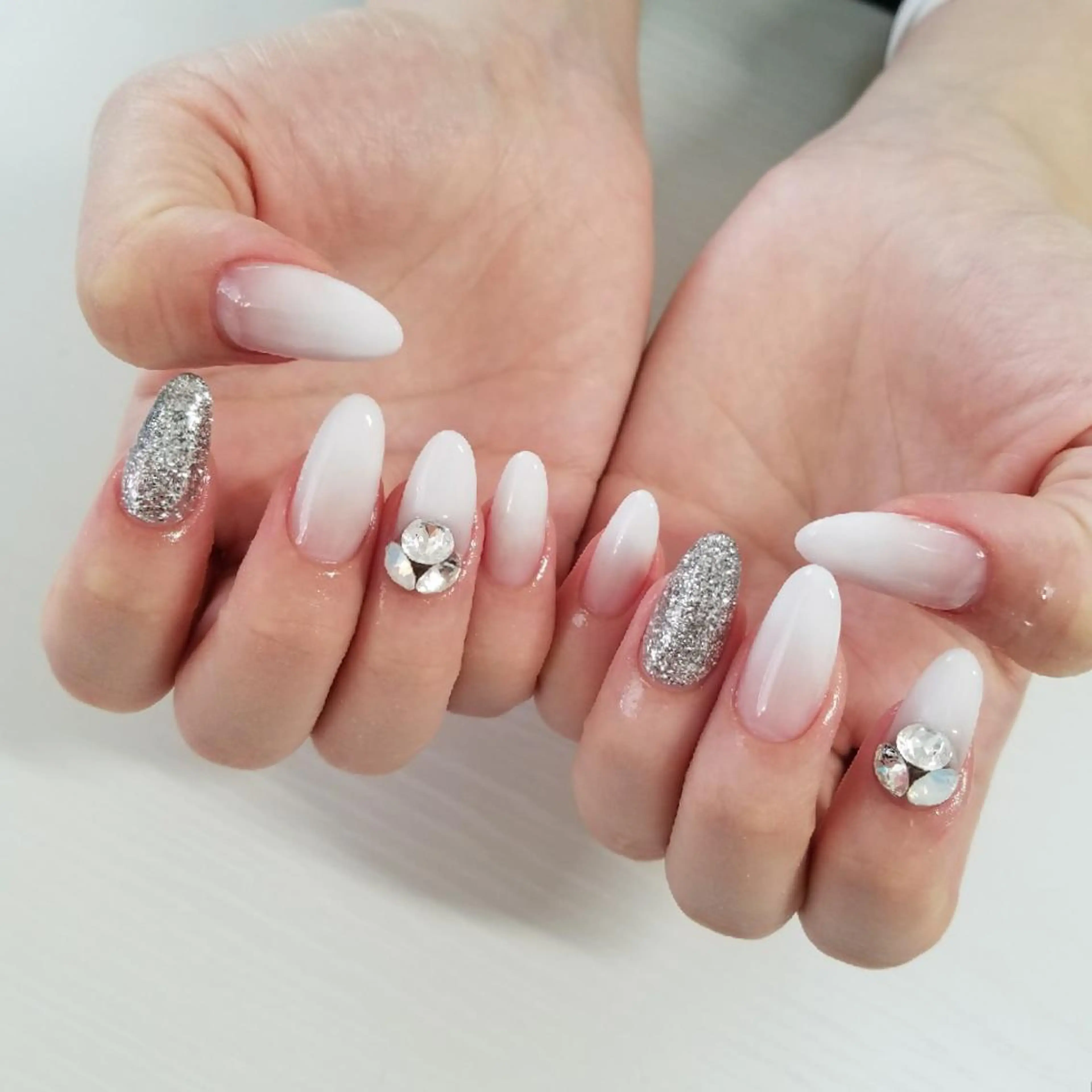 ネイル グラデーション スカルプネイル ホワイト   MAKI NAILのネイルデザイン