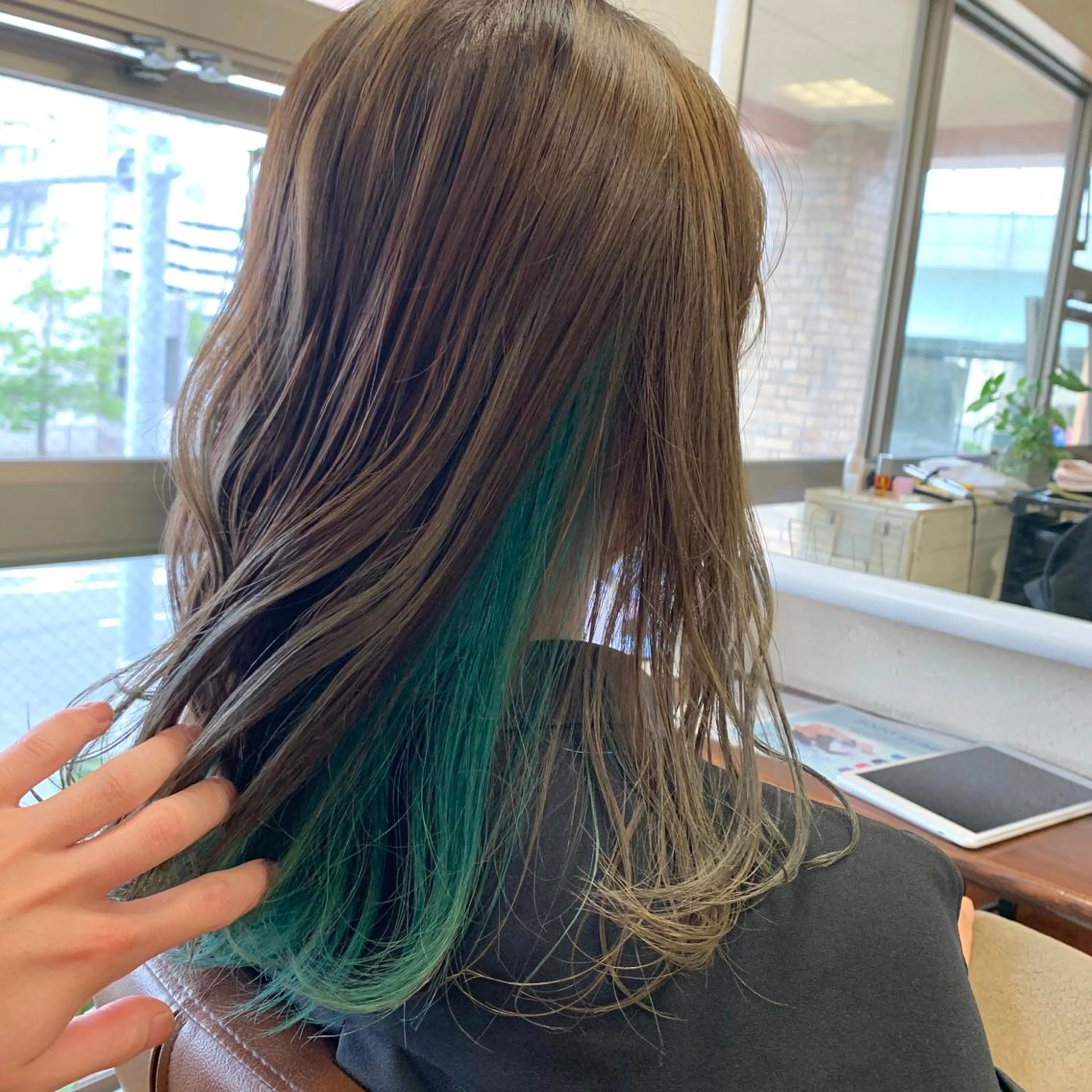 セミロング カラー エメラルドグリーン インナーカラー カット ヘアカラー トリートメント ショート/似合わせ レイヤー/福岡聖容のヘアスタイル