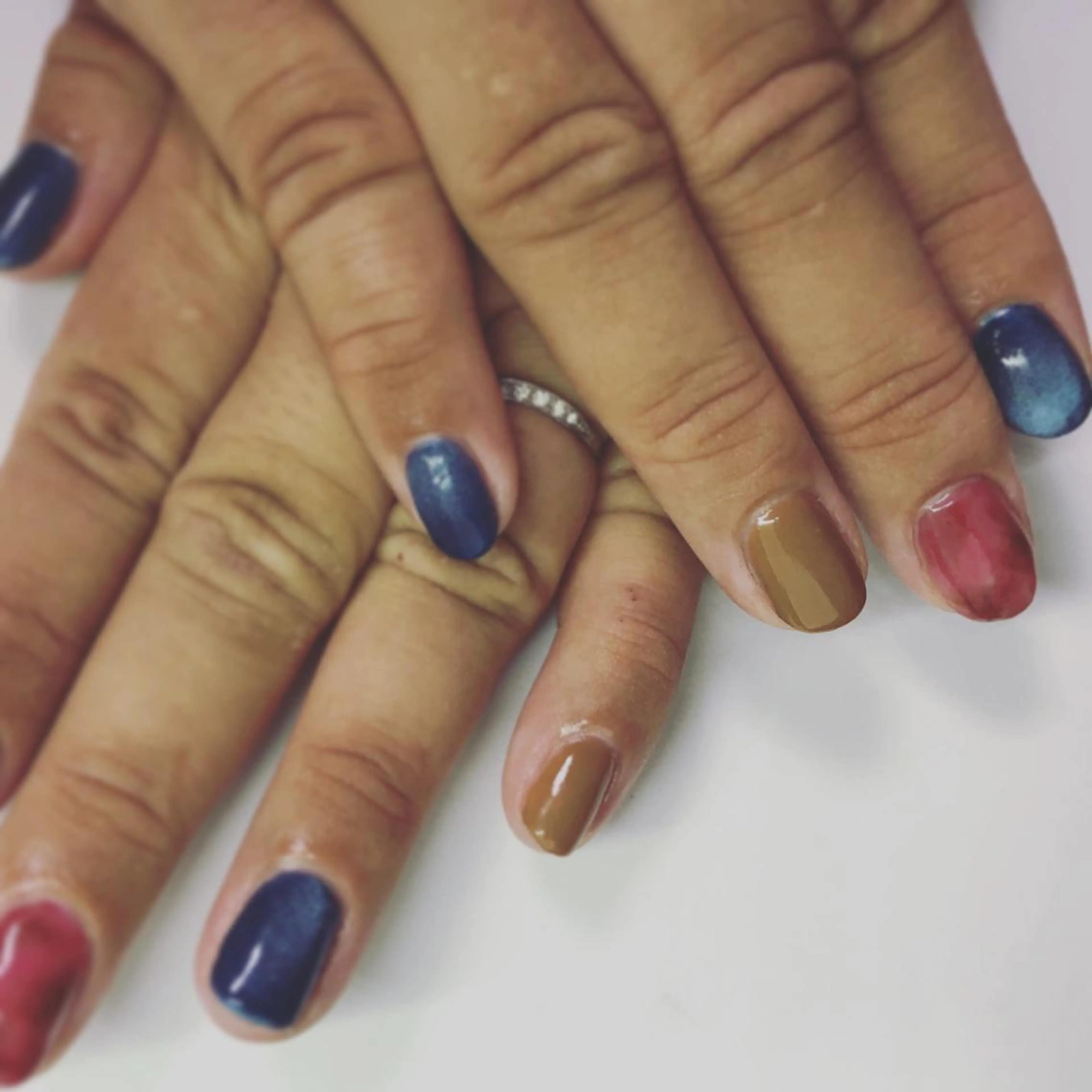 ネイル べっ甲ネイル マグネットネイル 赤色 gui amichanのネイルデザイン