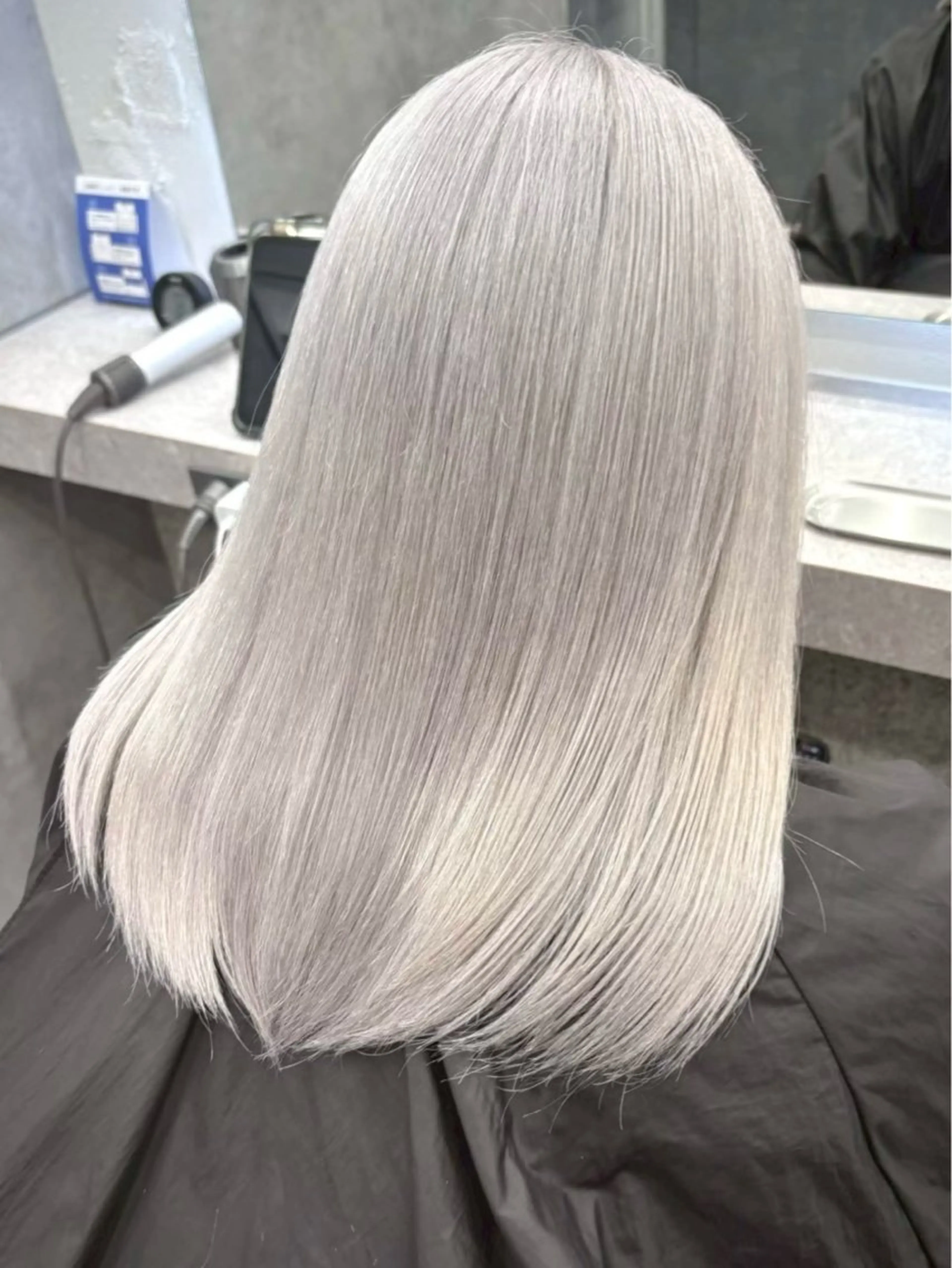 セミロング カラー ヘアカラー ハイトーン🪼派手髪 mahoのヘアスタイル