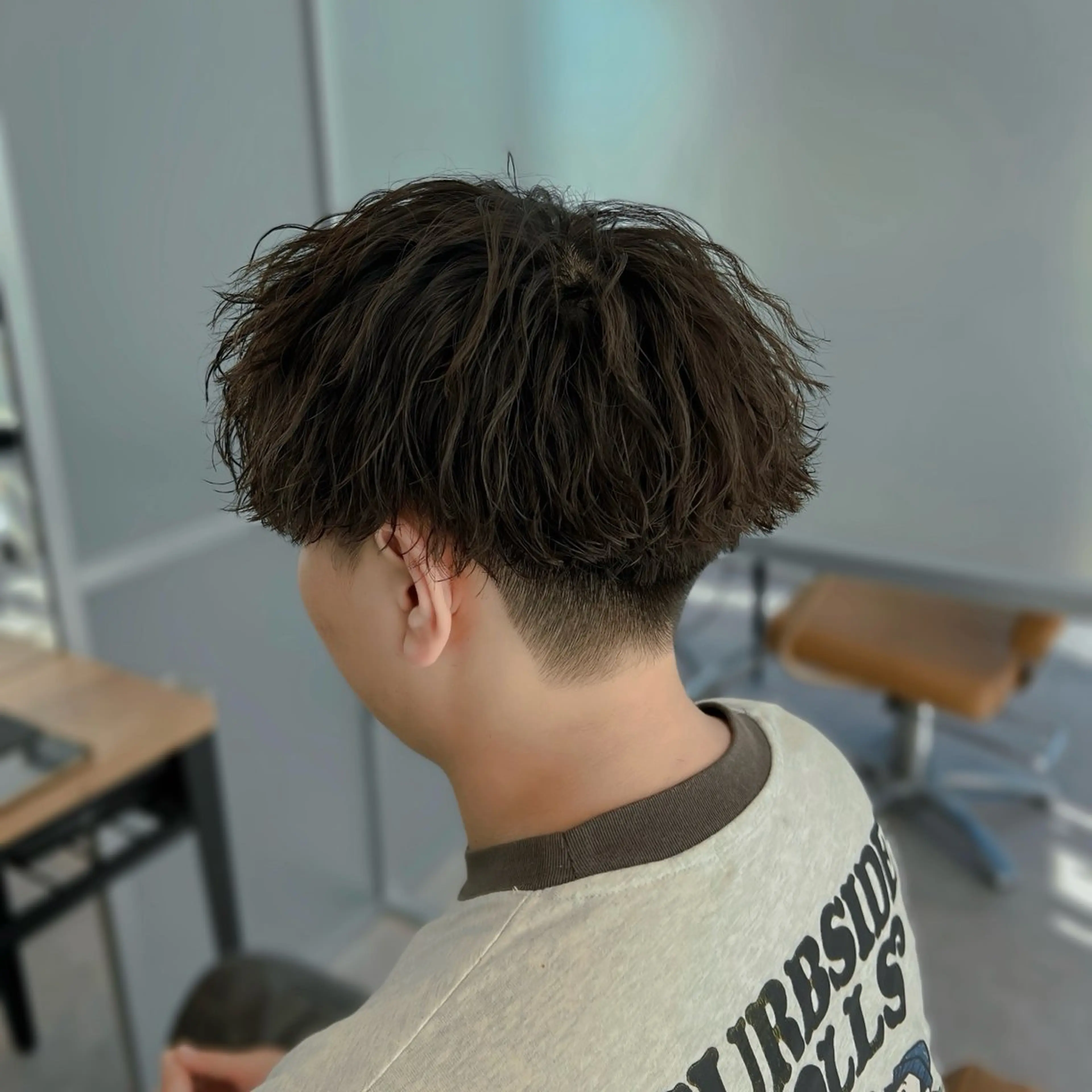 ミディアム パーマ メンズ ミディアムパーマ メンズパーマ ツイストスパイラルパーマ スパイラルパーマ フェザー/ゆるふわ パーマ/鐘ヶ江 航青のヘアスタイル