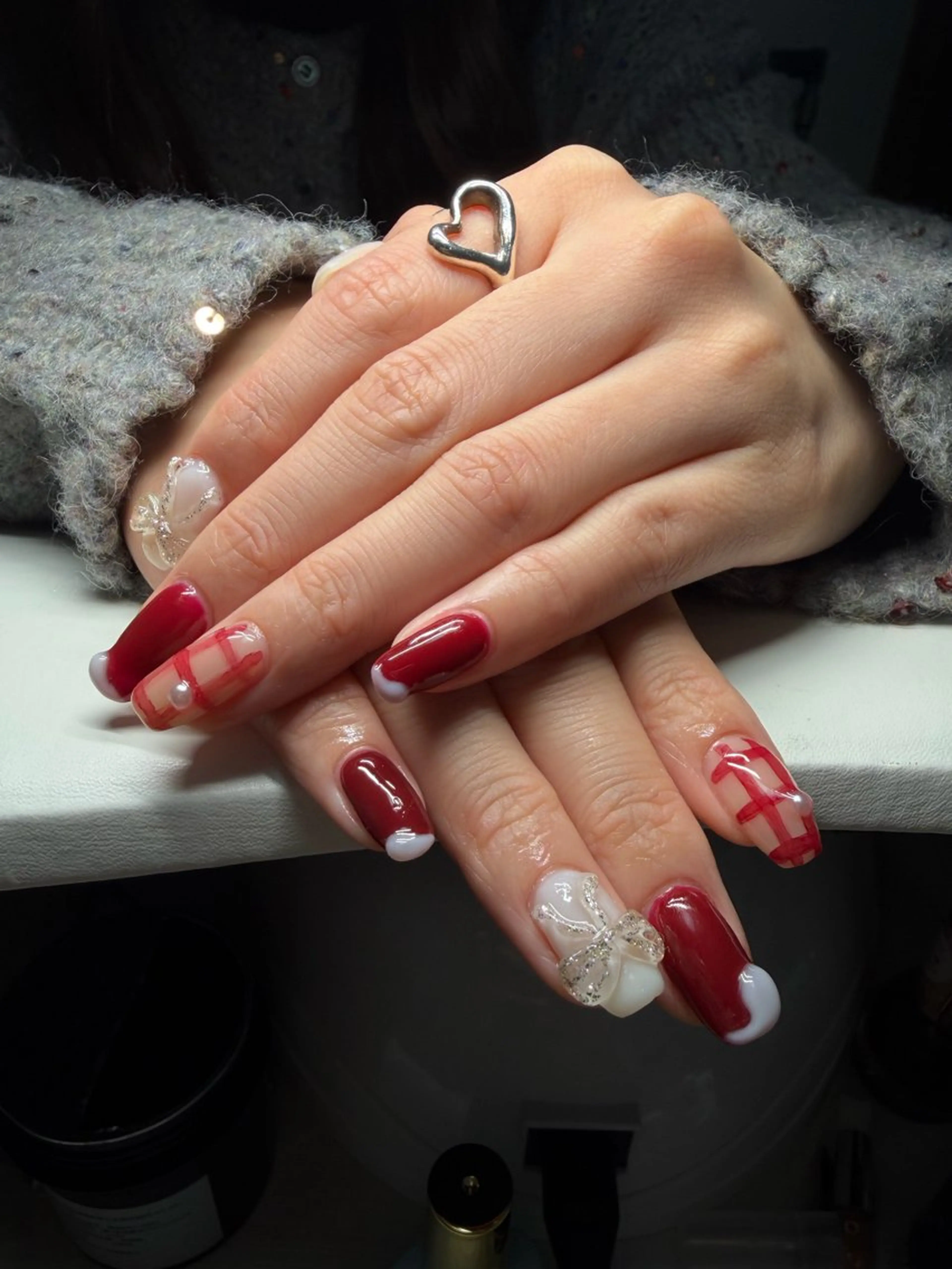 ネイル アートネイル ジェルネイル ぷっくりネイル リボン 冬ネイル Tinails所属・Tinails (ティナネイル)のネイルデザイン