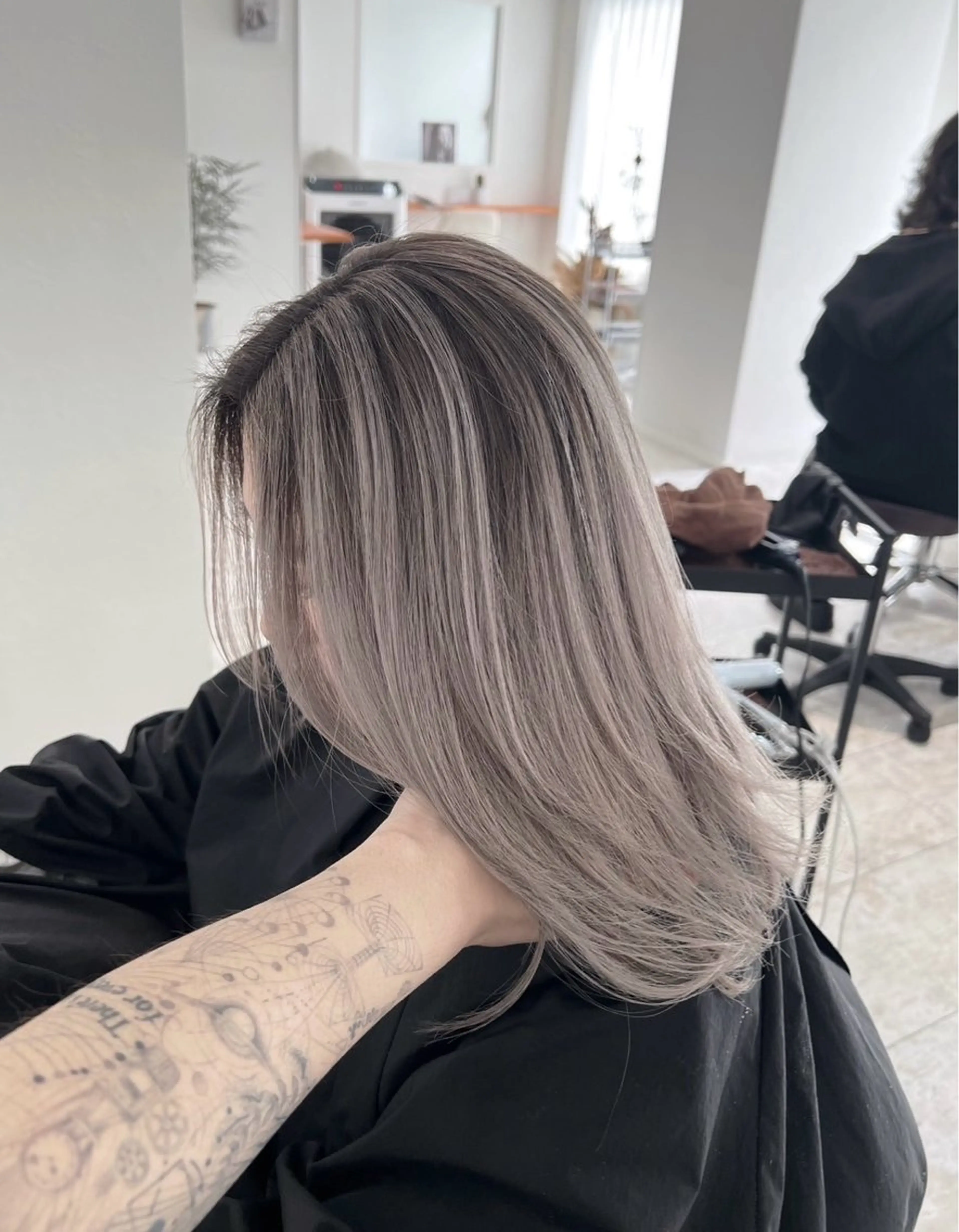 ミディアム カラー バレイヤージュ グレージュ レイヤーカット ヘアカラー トリートメント 指名数No.1 /NAOYAのヘアスタイル