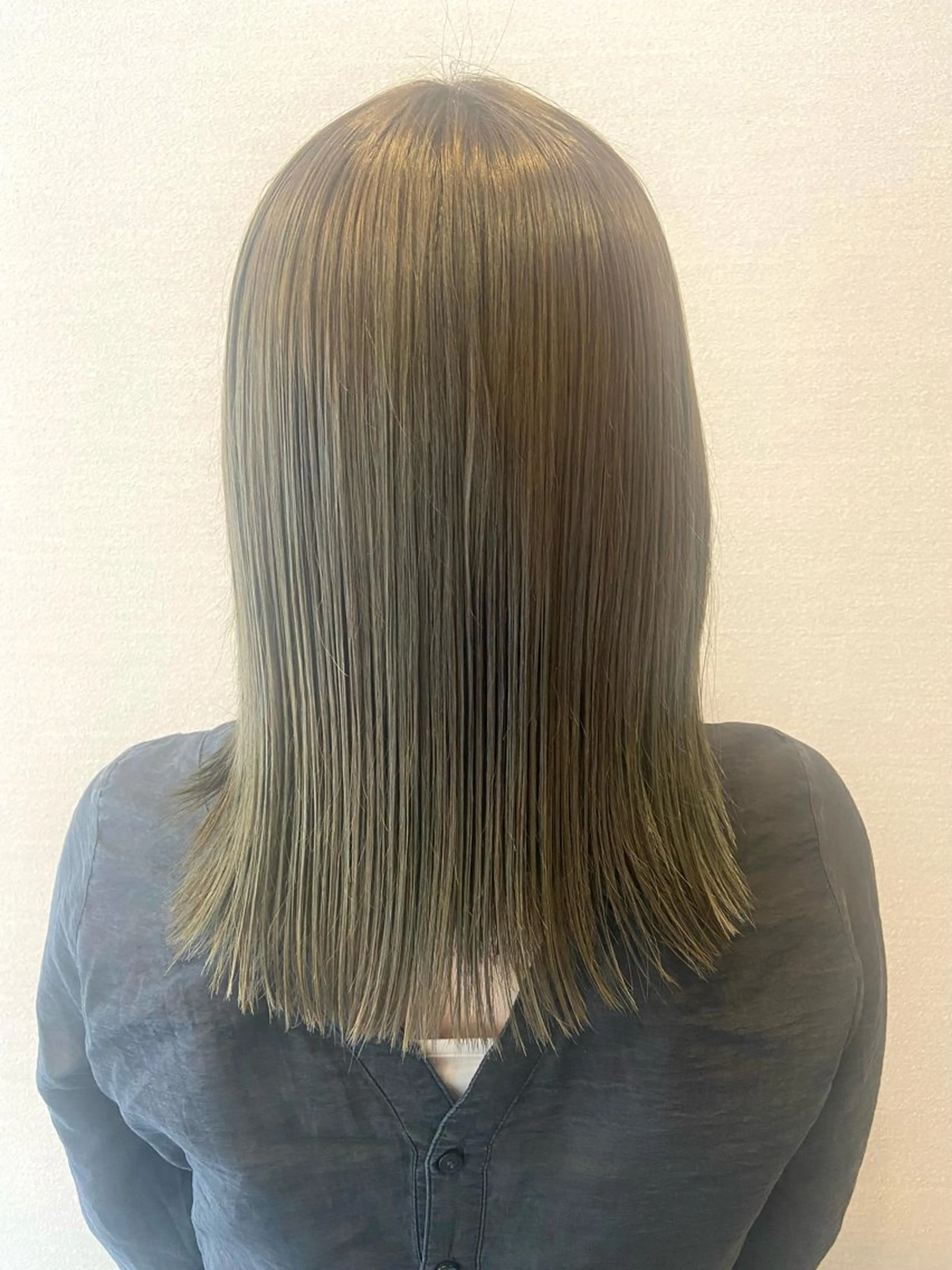 セミロング カラー ベージュカラー オリーブベージュ オリーブカラー 都甲 純花のヘアスタイル